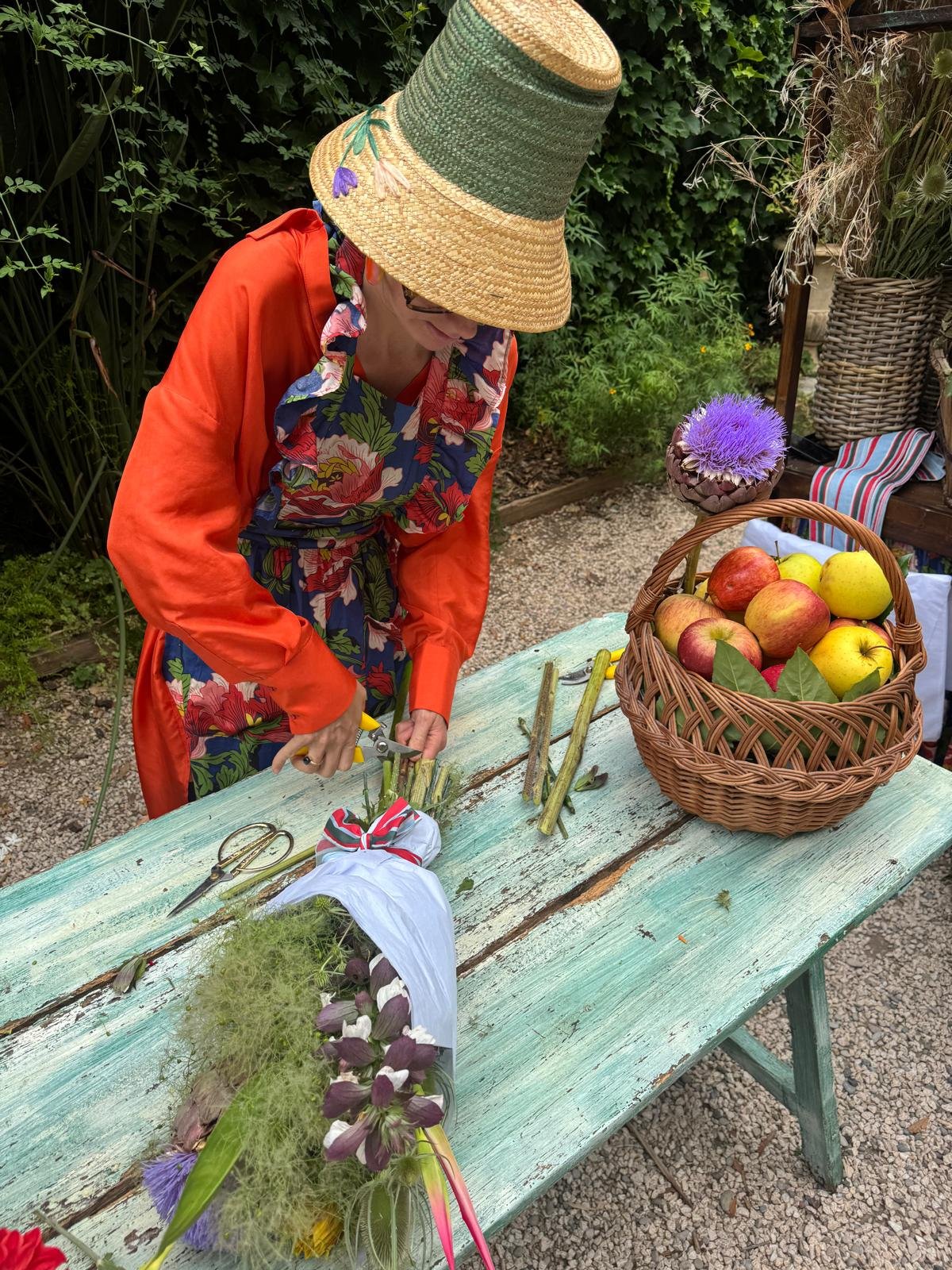 Live bouquet-making atelier where guests created bespoke floral bouquets during the La Veste × Ivine Paris luxury brand event organized by Las Marquesas