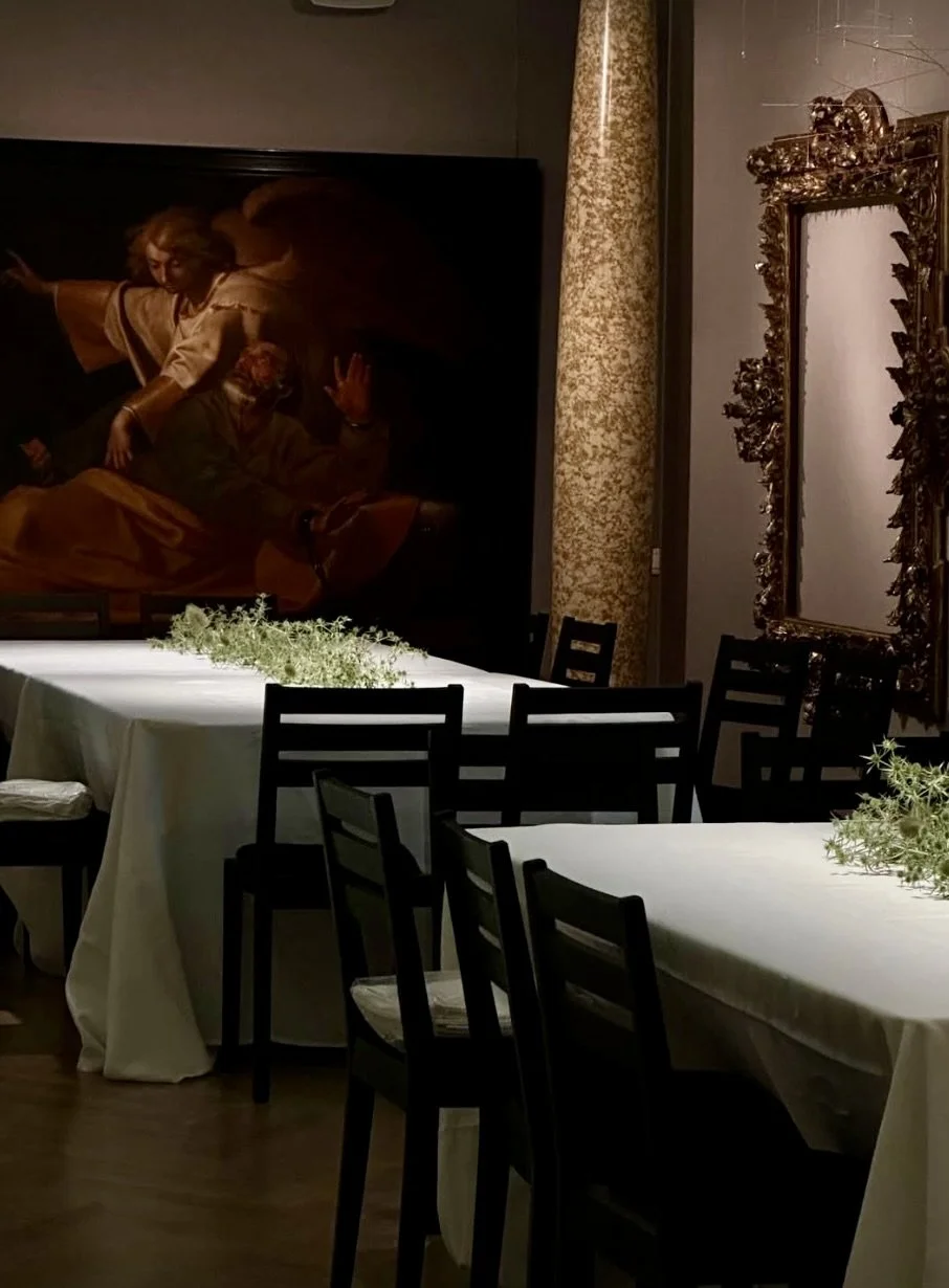 Guests gathered around a bespoke floral tablescape during the inauguration of the Miquel Barceló exhibition, featuring a graphic botanical runner designed for an exclusive cultural event by La Culture House and Helena Agustí