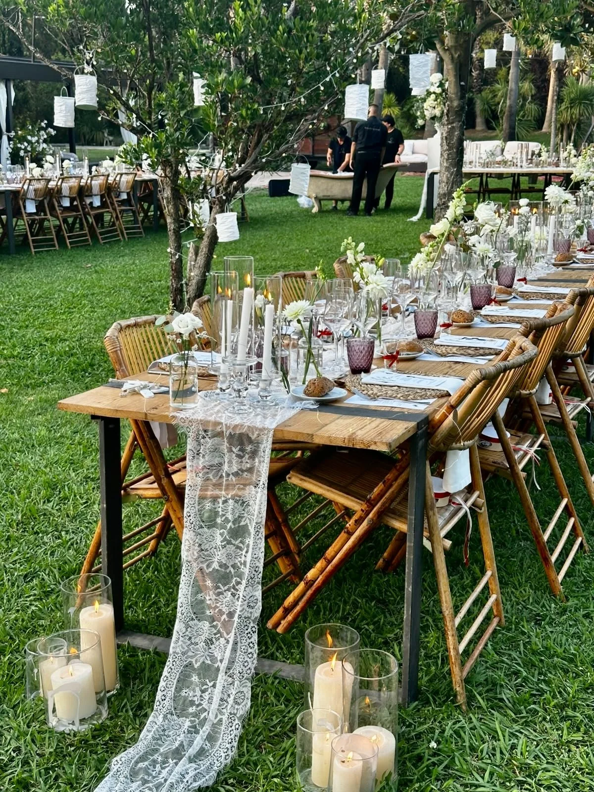 Mosaic’s complete floral and tablescape design for Megan and Shane’s luxury wedding at Cortal Gran, combining white flowers, elegant vases, candlelight and a sophisticated Mediterranean garden atmosphere