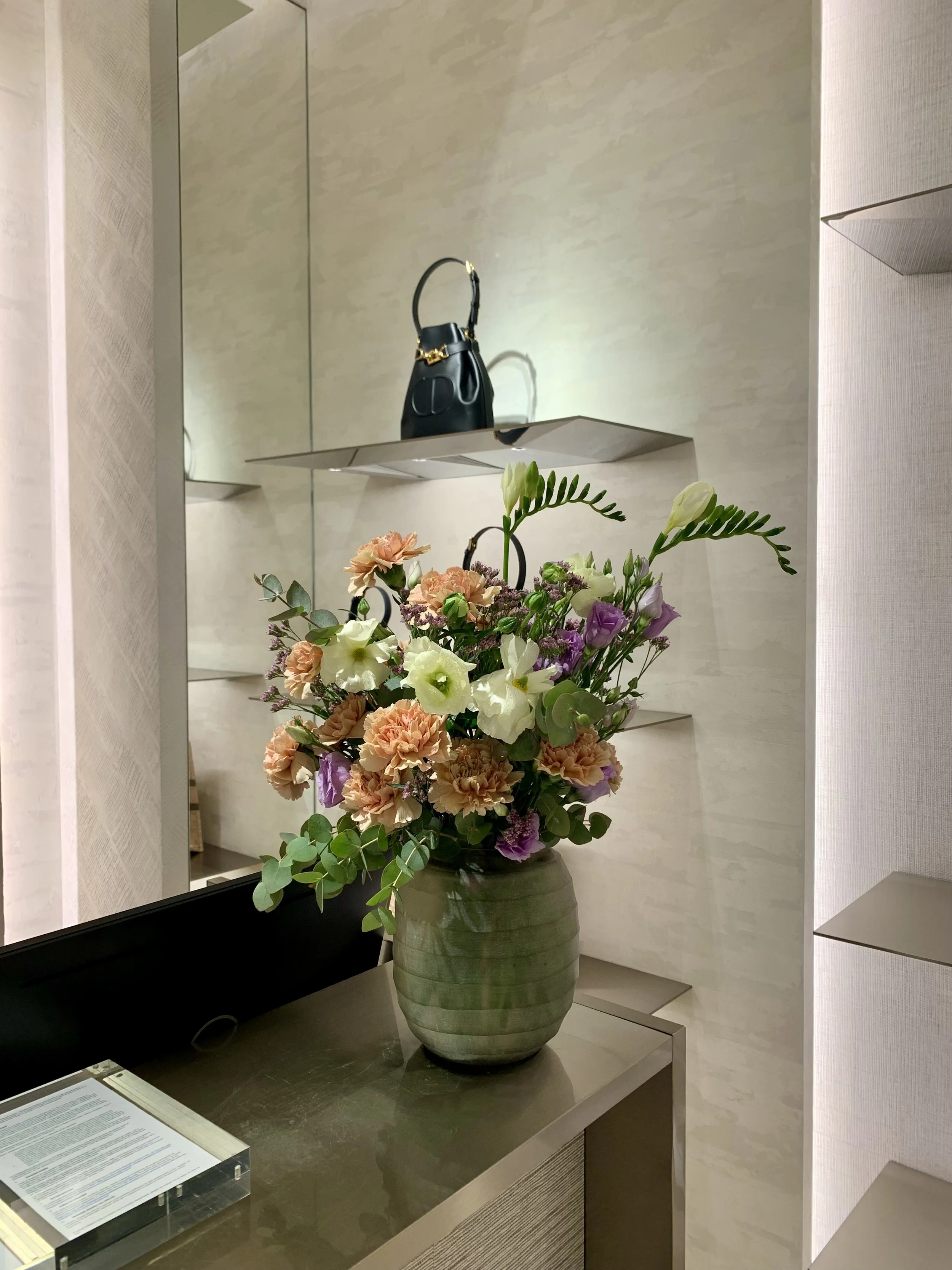 Local and seasonal flower composition by Mosaic Flowers for luxury retail spaces in Barcelona