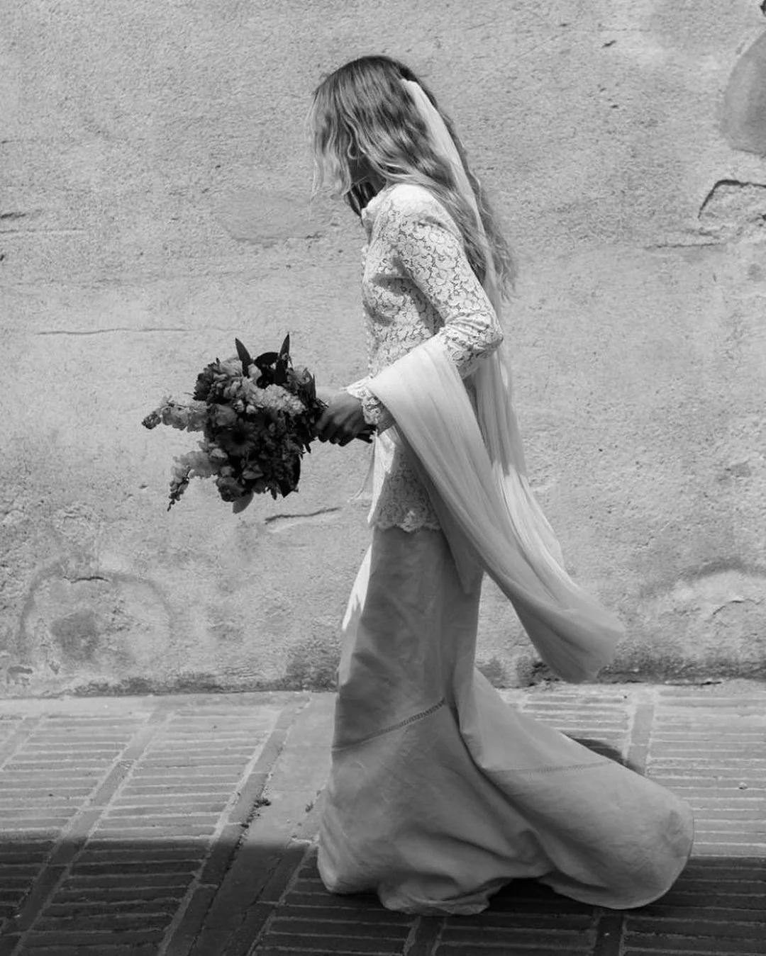 Black and white portrait of the bride carrying a unique floral bouquet, created by Mosaic for a luxury wedding in Costa Brava