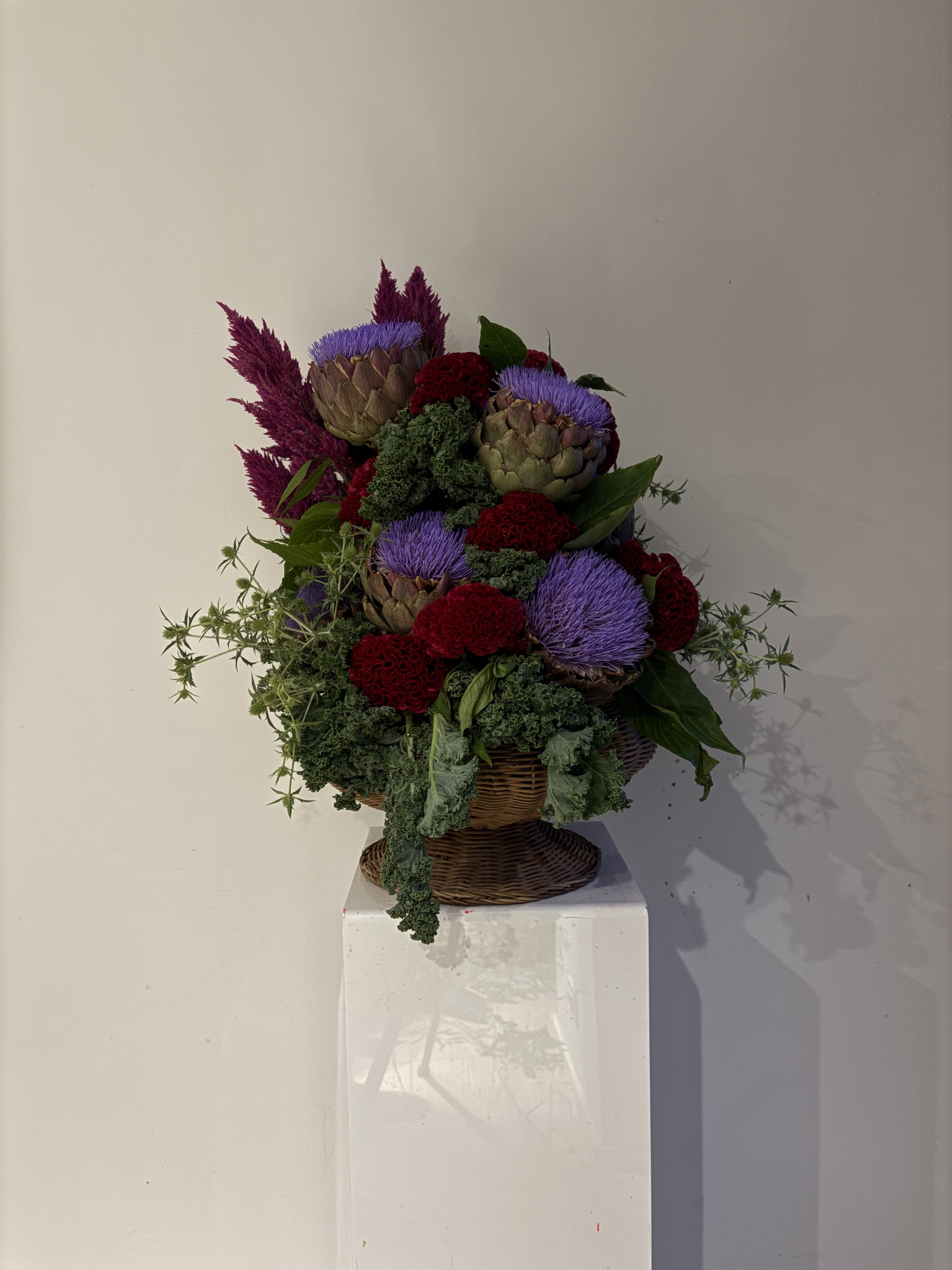 Artistic floral basket featuring bold seasonal flowers and sculptural textures, designed for the La Veste × Ivine Paris collaboration event in Barcelona