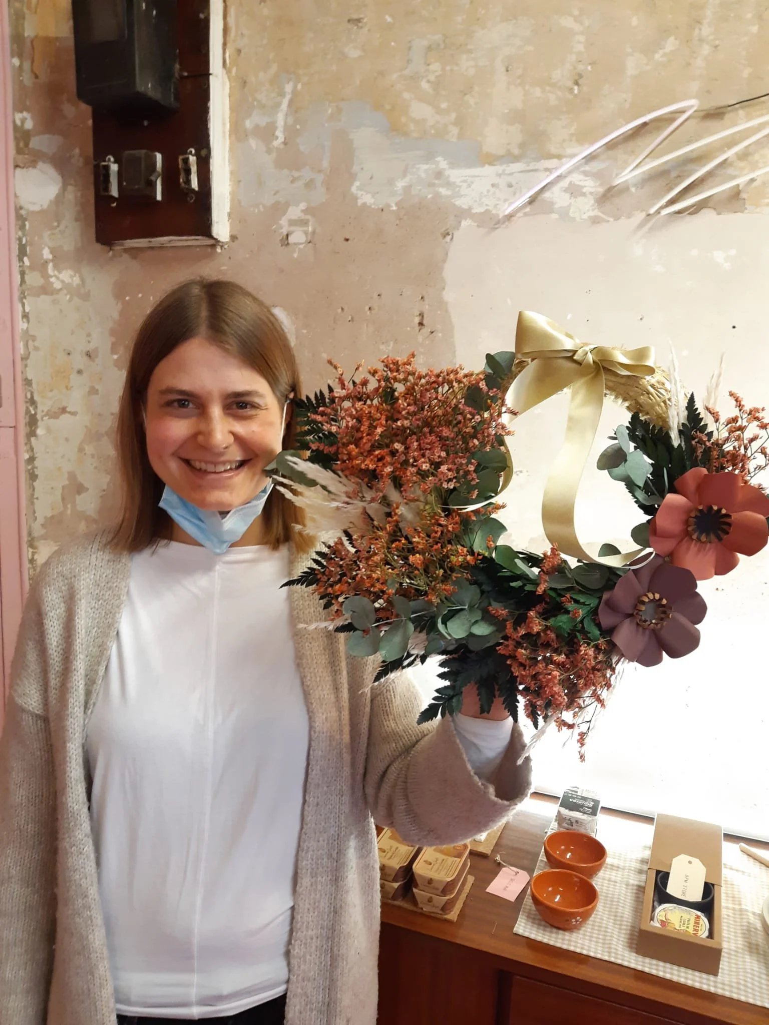 Participant holding her handmade wreath at Mosaic Flowers workshop in Barcelona
