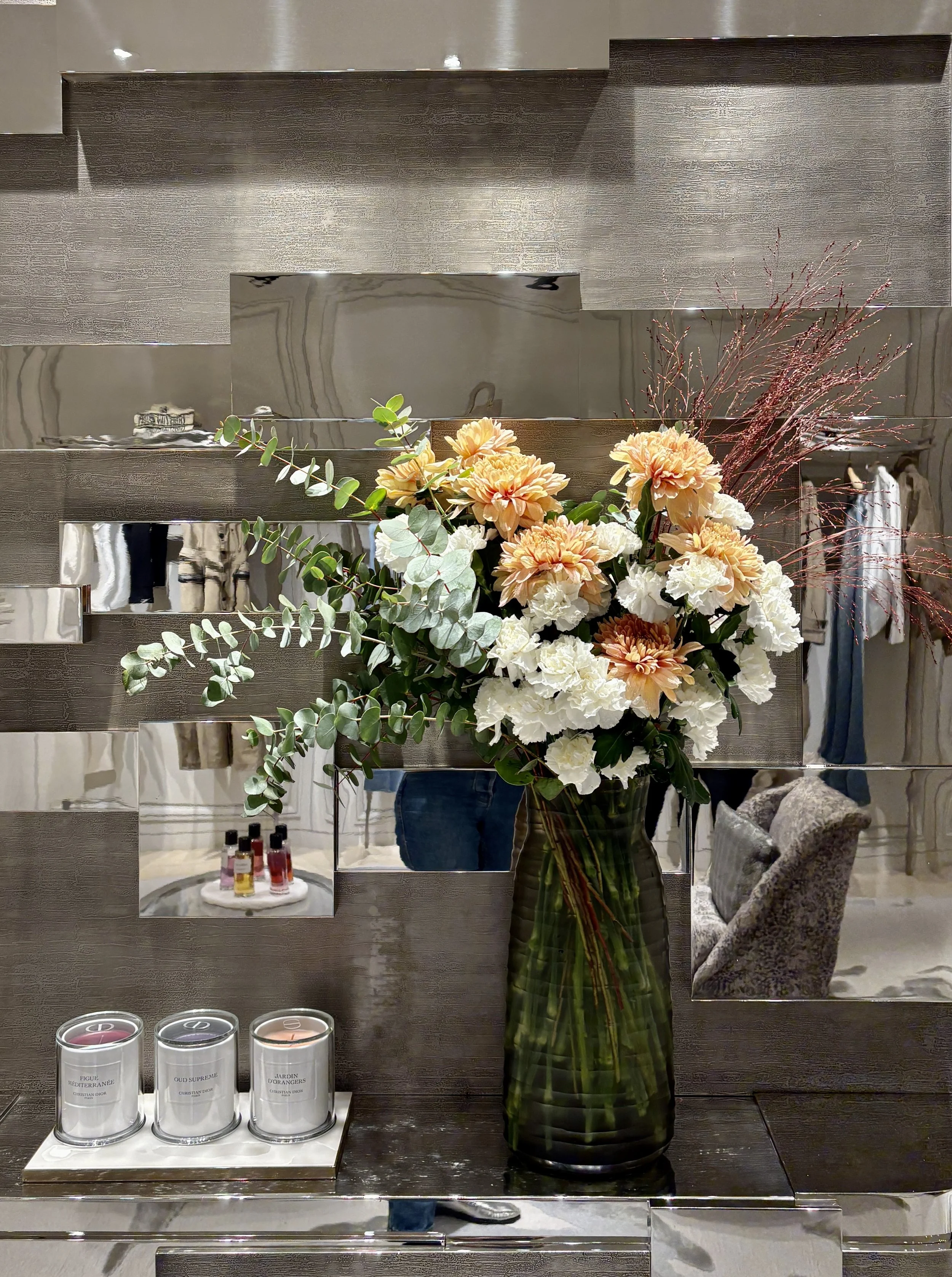 Weekly floral composition by Mosaic Flowers for the Christian Dior flagship store in Barcelona, created for the Cruise 26 Collection and tailored to luxury international brand environments