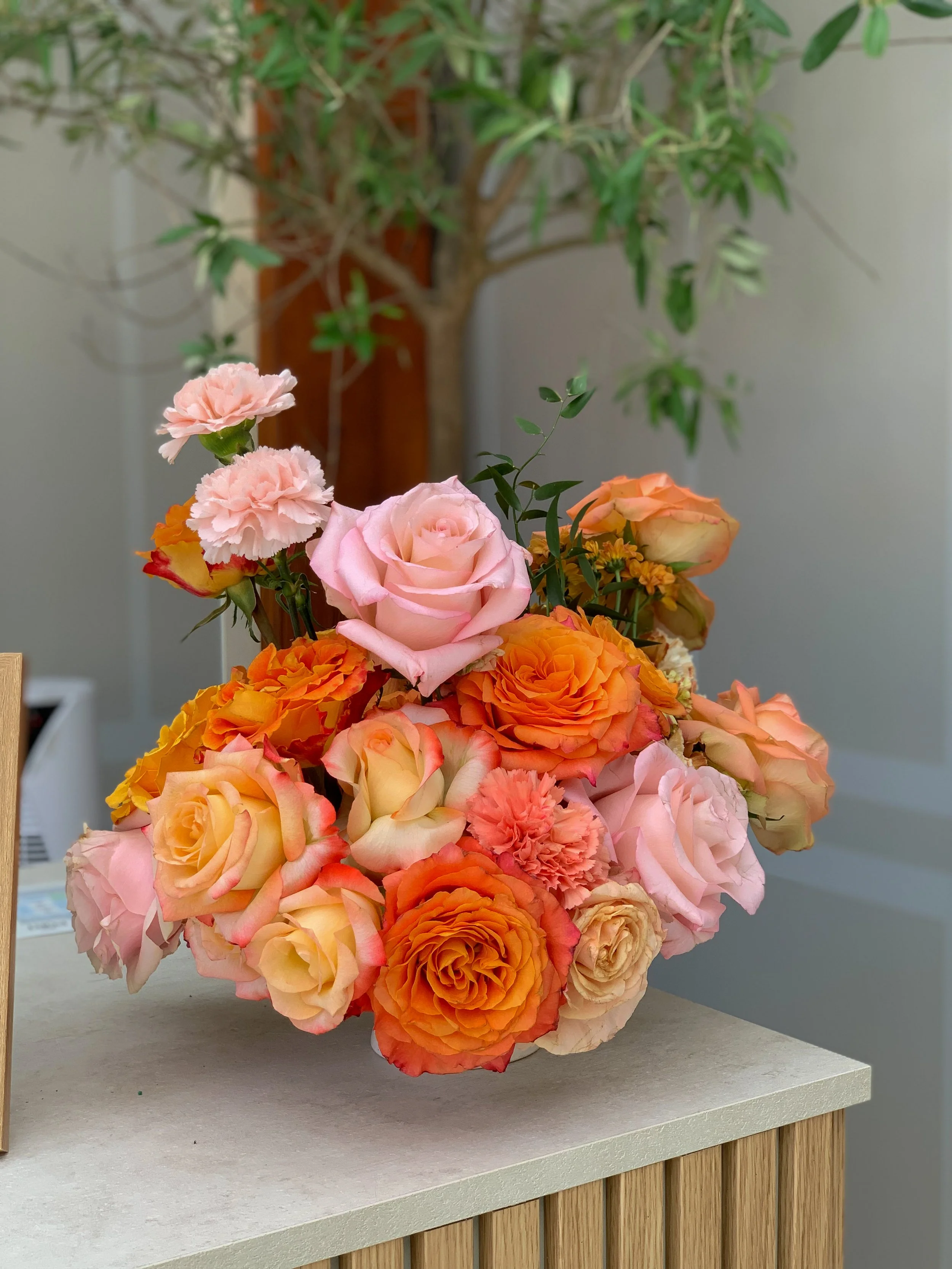 Orange and pink rose centerpiece by Mosaic Flowers for Amazon at Le Pantiero, Cannes Lions Festival