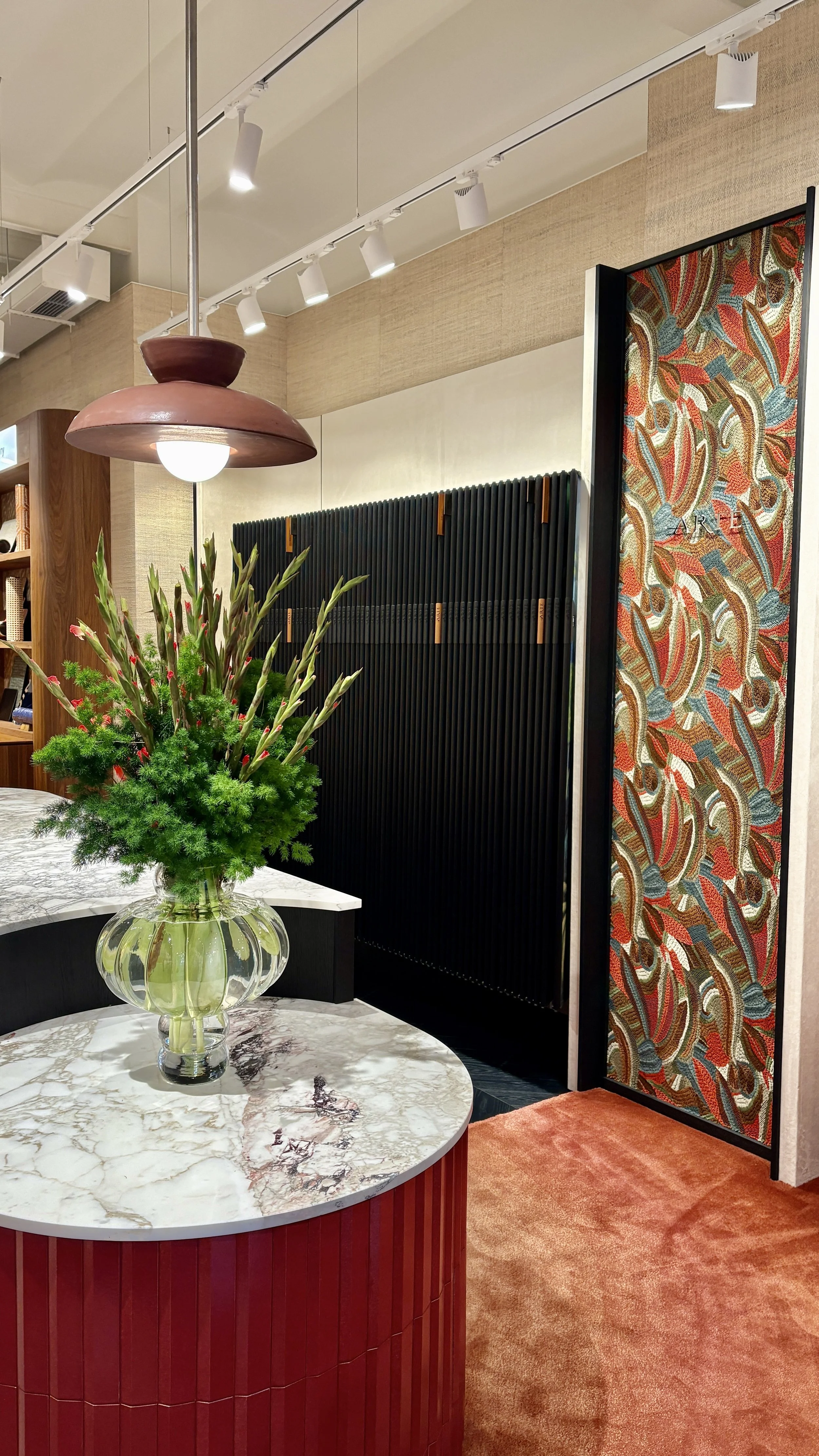 Weekly luxury floral composition by Mosaic Flowers designed for the Arte International showroom in Barcelona, enhancing the brand’s high-end interior with artistic natural elements