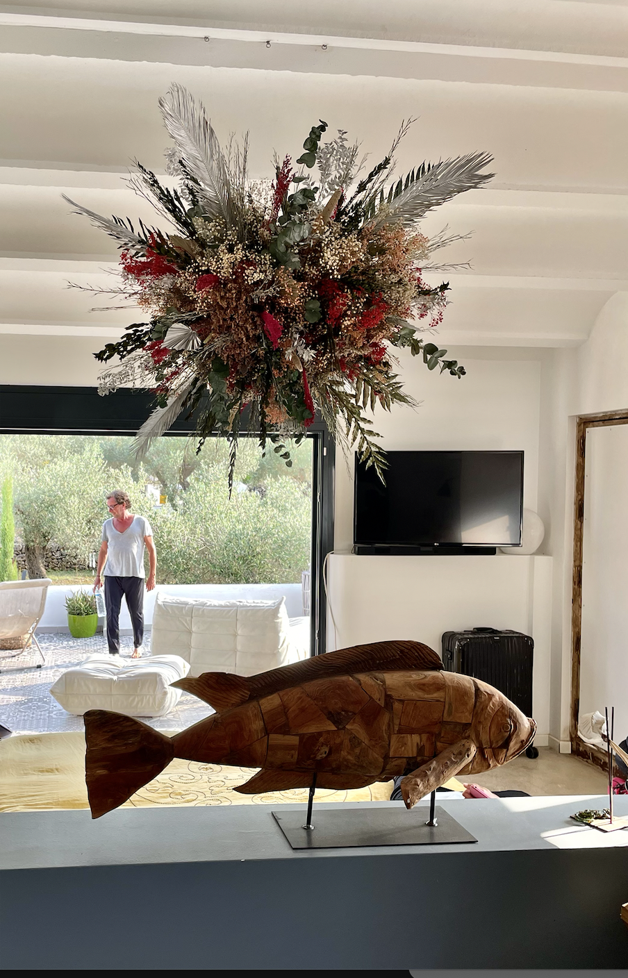 Ceiling floral sculpture by Mosaic in a luxury Barcelona house, crafted with preserved flowers for an exclusive interior design project