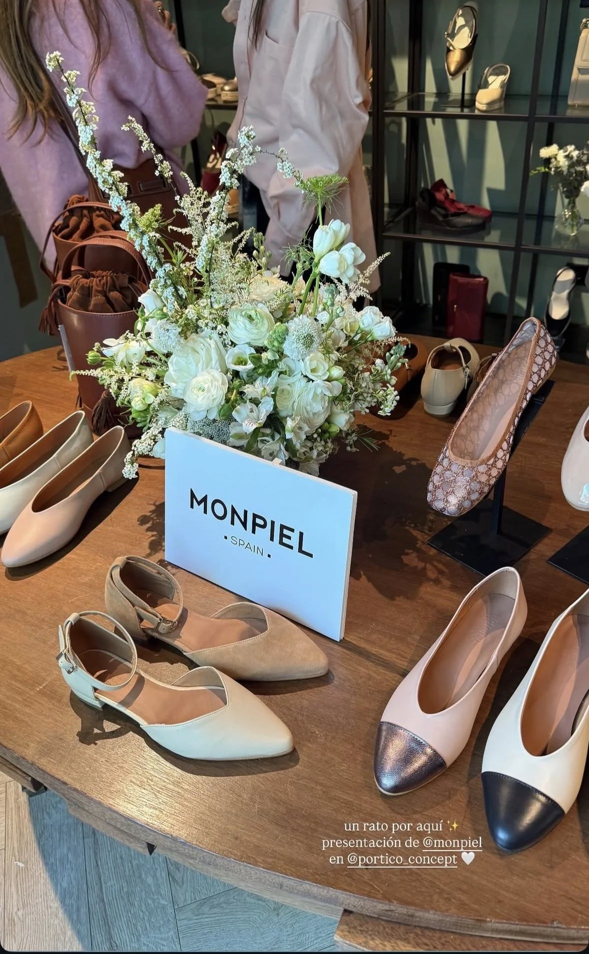 Elegant white floral composition displayed alongside the Monpiel footwear collection during a luxury PR event organized by A Point Agency at Portico Concept