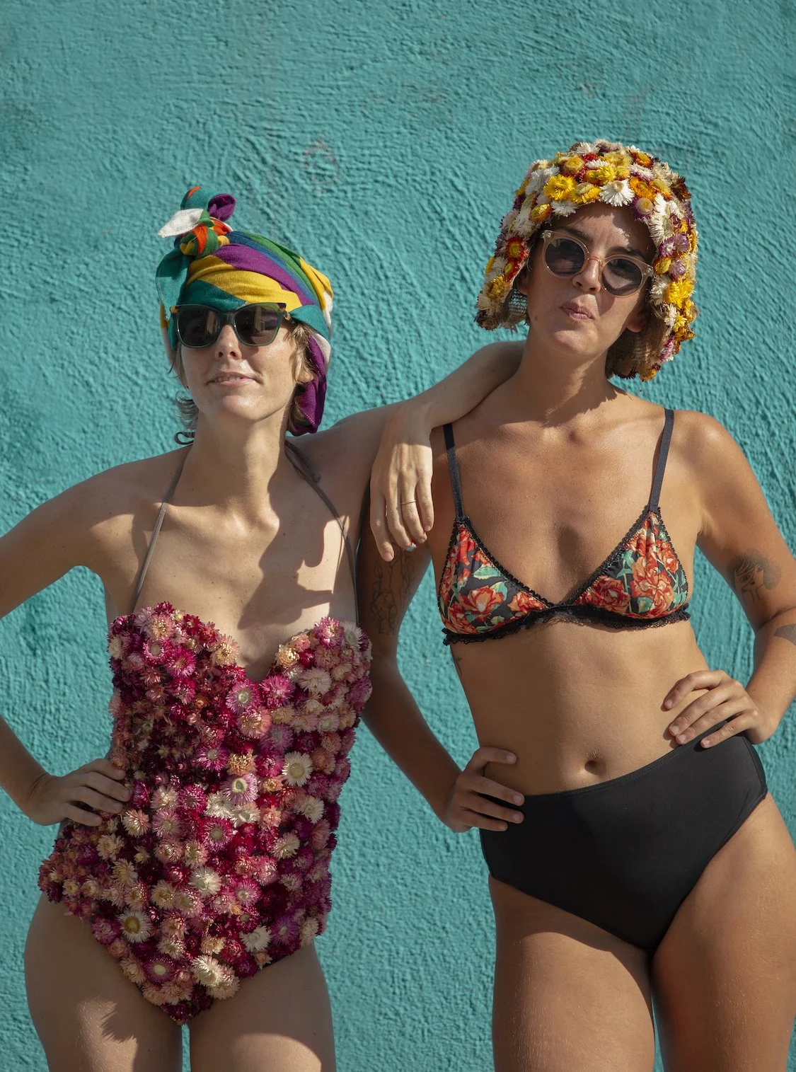 Editorial photoshoot in Gracia Barcelona with models in retro floral style by Mosaic Flowers and photographer Sofia Kabelka
