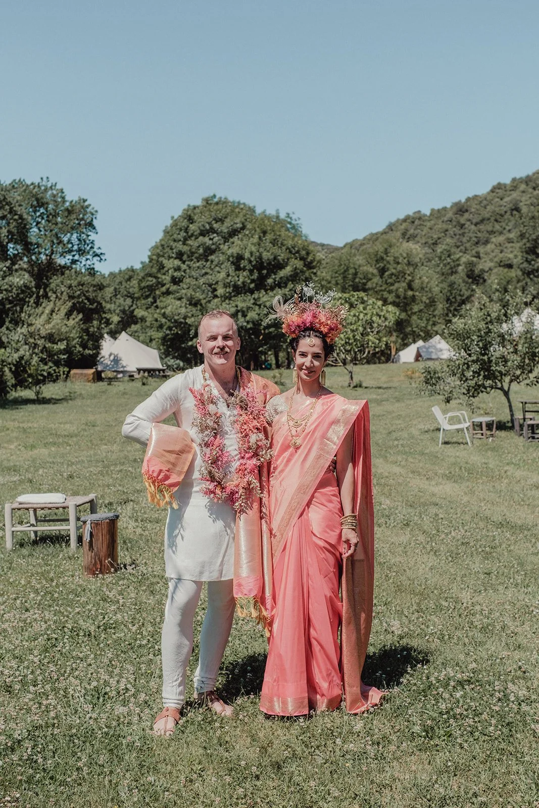 Bride and groom Nadine and Marc during their artistic wedding in Barcelona, featuring Mosaic’s floral crowns and necklaces