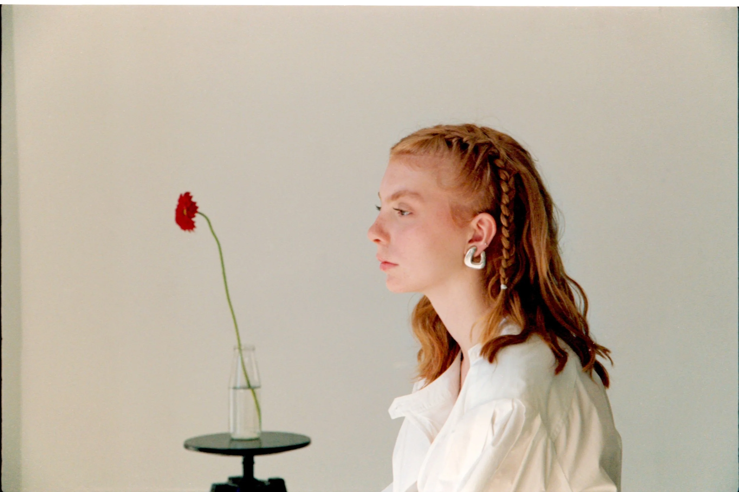Creative portrait of a woman with a flower, part of Mosaic’s editorial floral styling project in Barcelona