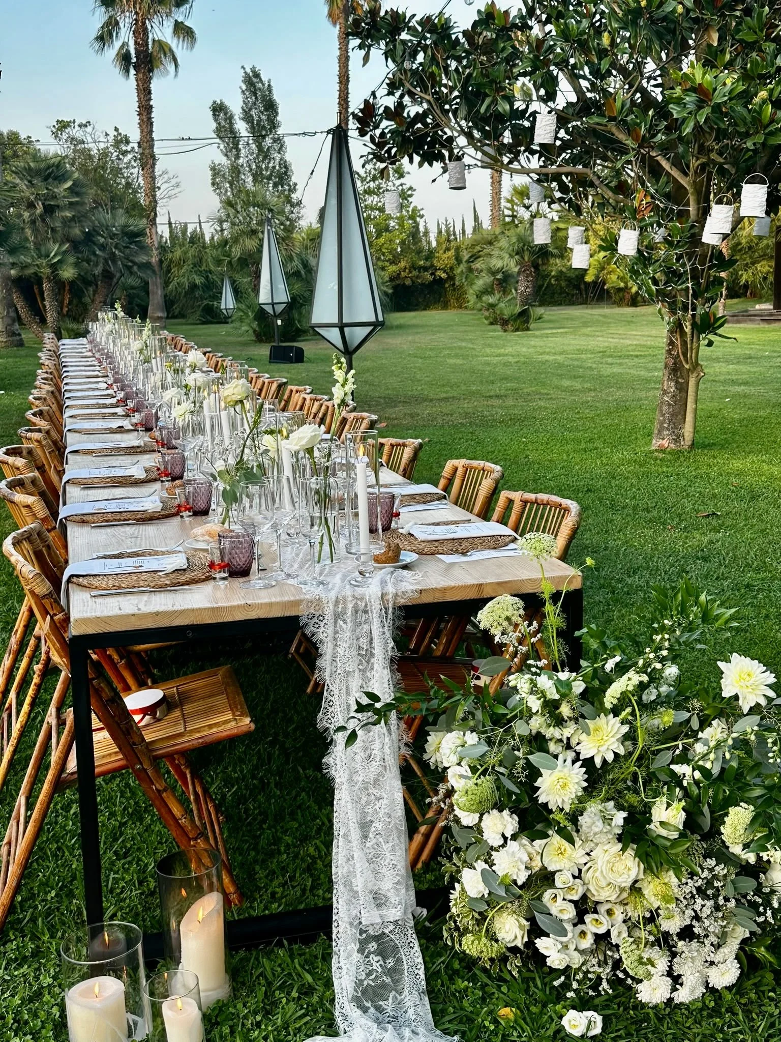 Mosaic’s floral scenography for Megan and Shane’s destination wedding in Catalonia, combining long banquet tables, abundant white flowers, sculptural candlelight and the natural beauty of Cortal Gran