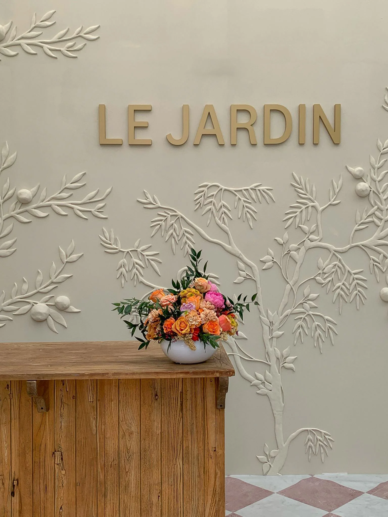 Mosaicflowers floral installation at Amazon “Le Jardin” during Cannes Lions Festival 2025, combining set design and luxury event flowers for an international brand