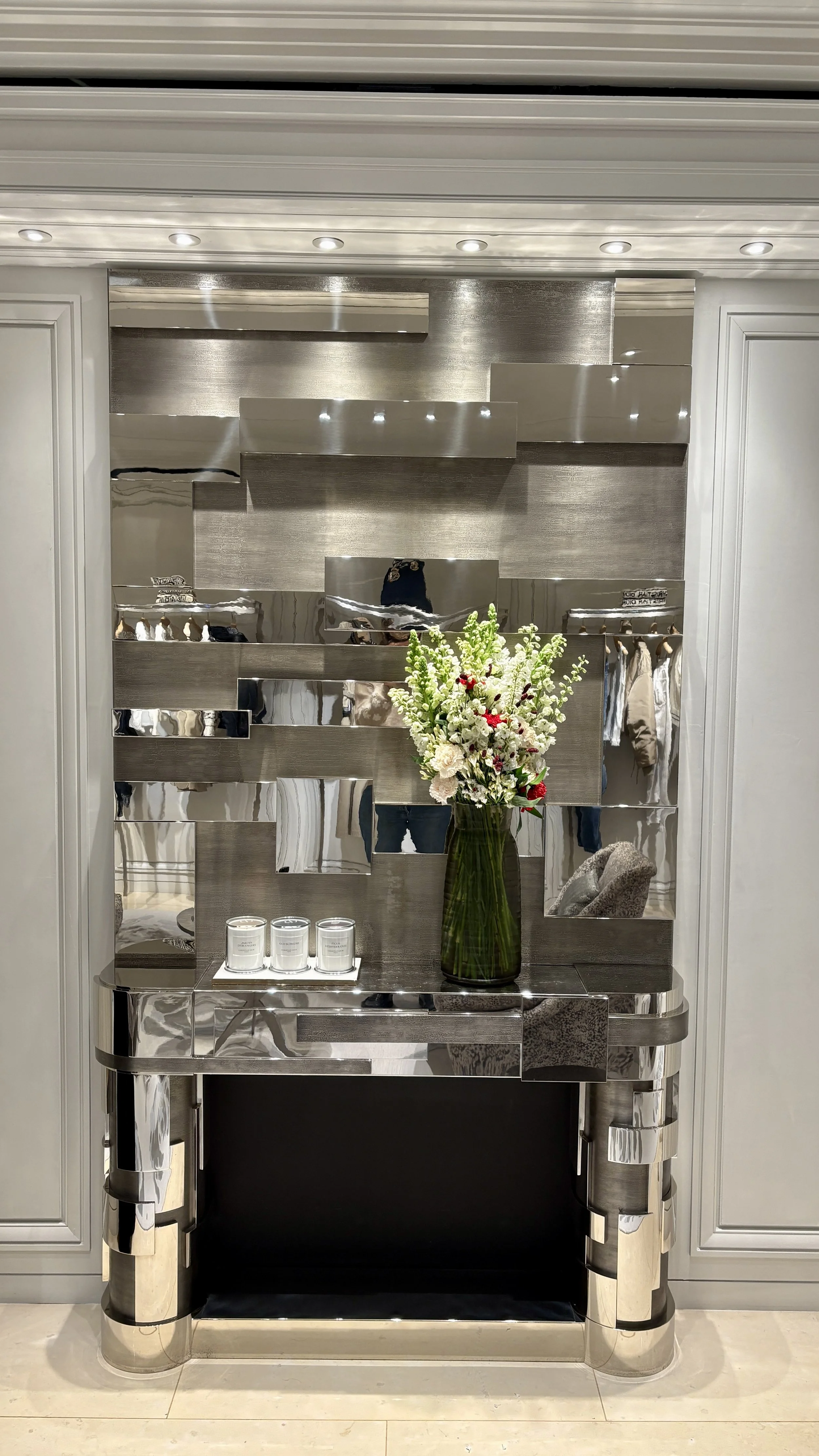 Elegant weekly floral composition displayed in a luxury retail interior, designed for an international fashion flagship in Barcelona