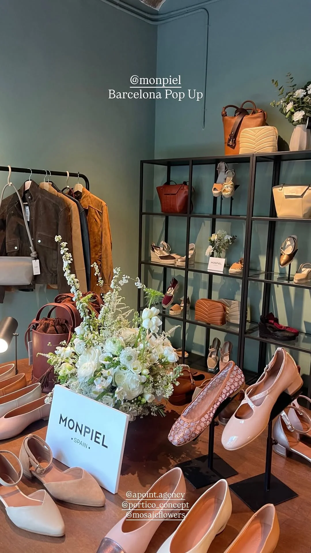 Luxury white floral composition enhancing the Monpiel retail display during an exclusive PR event organized by A Point Agency at Portico Concept, showcasing timeless elegance and meticulous attention to detail