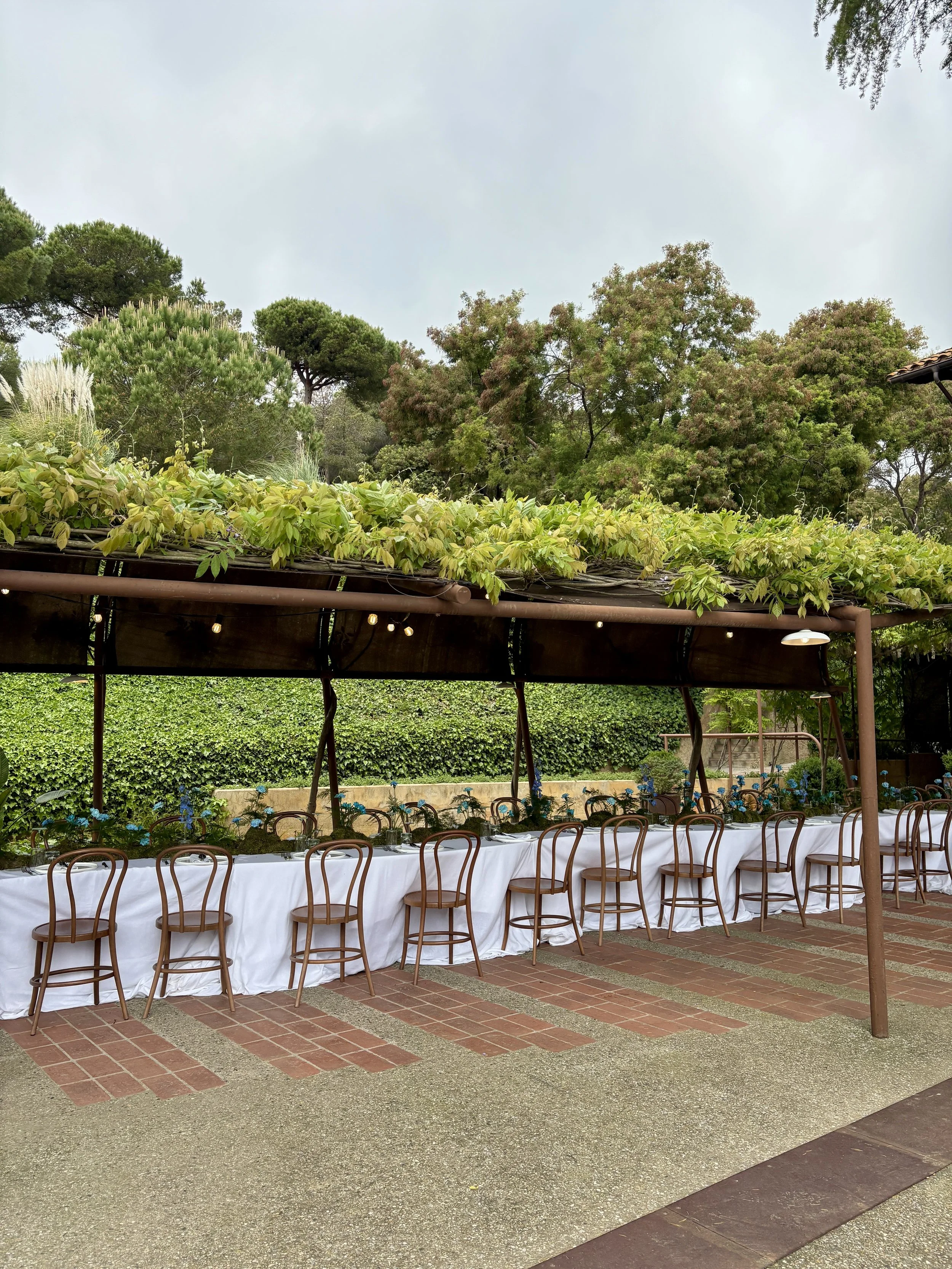 Wide view of the bespoke floral table installation designed for the ASICS event by Gabsfood, showcasing contemporary botanical styling in an elegant outdoor venue near Barcelona