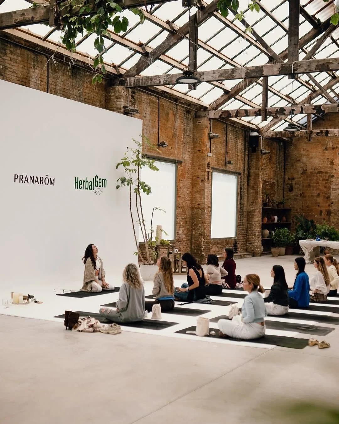 Contemporary foliage composition designed for the Pranarôm x HerbalGem event at Flowers by Bornay, showcasing refined greenery for an exclusive luxury brand experience in Barcelona
