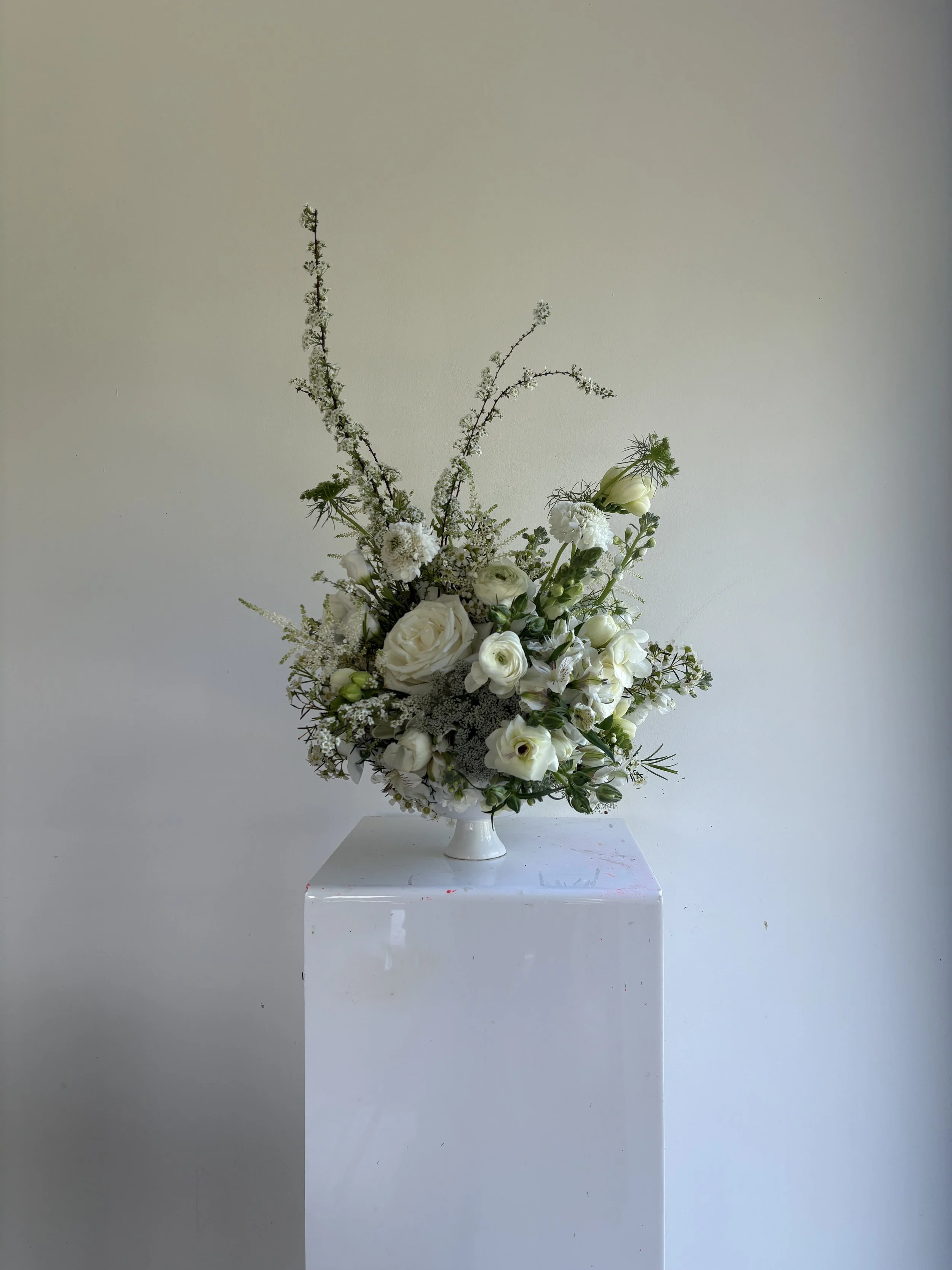 Timeless white floral arrangement created for the Monpiel PR event, organized by A Point Agency at Portico Concept, featuring elegant seasonal blooms that reflect modern luxury and refined craftsmanship