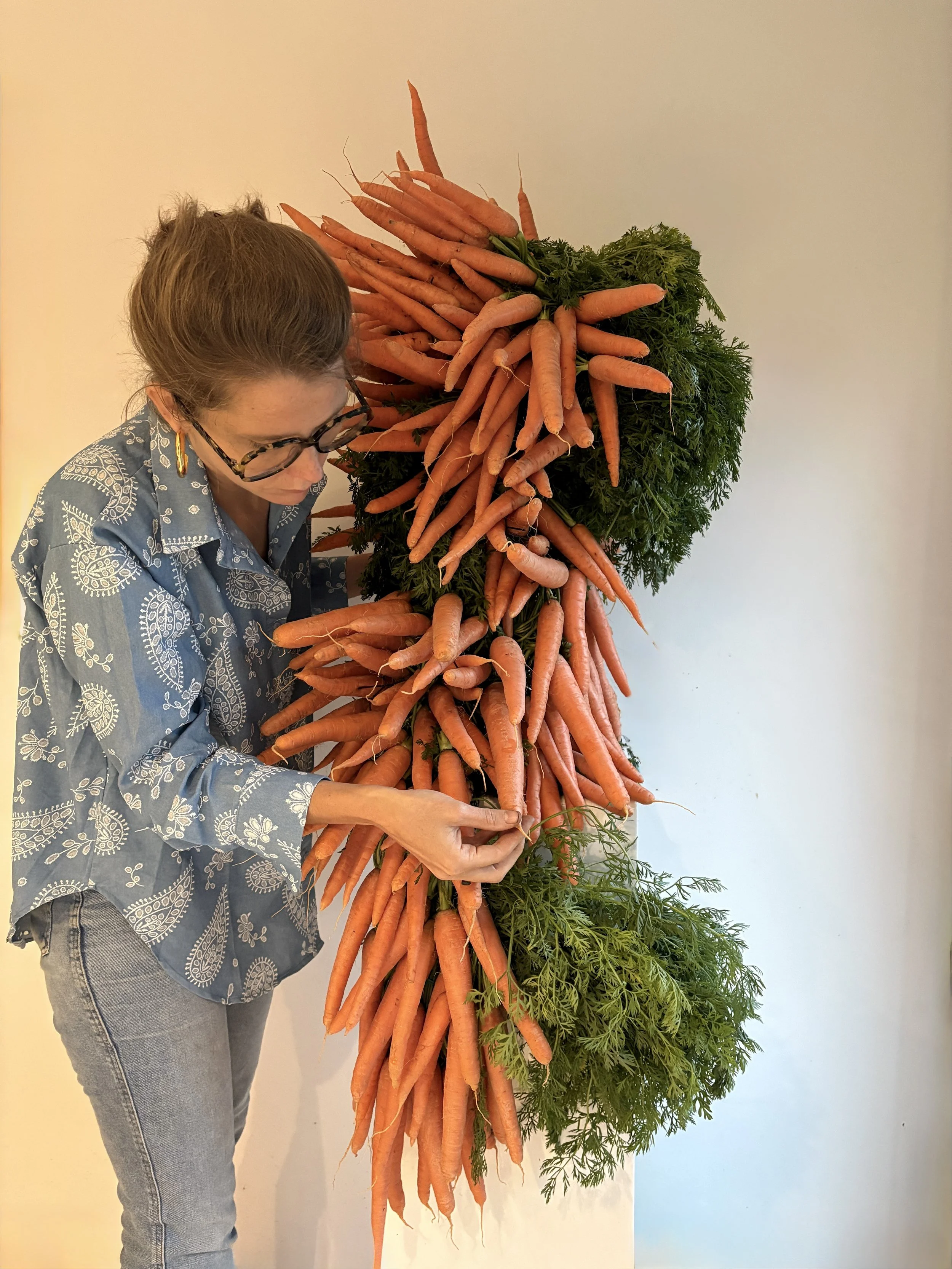 Original carrot sculpture created by Mosaic for the Pranarôm press event, transforming fresh carrots and lush greenery into a striking botanical installation for the cosmetic brand