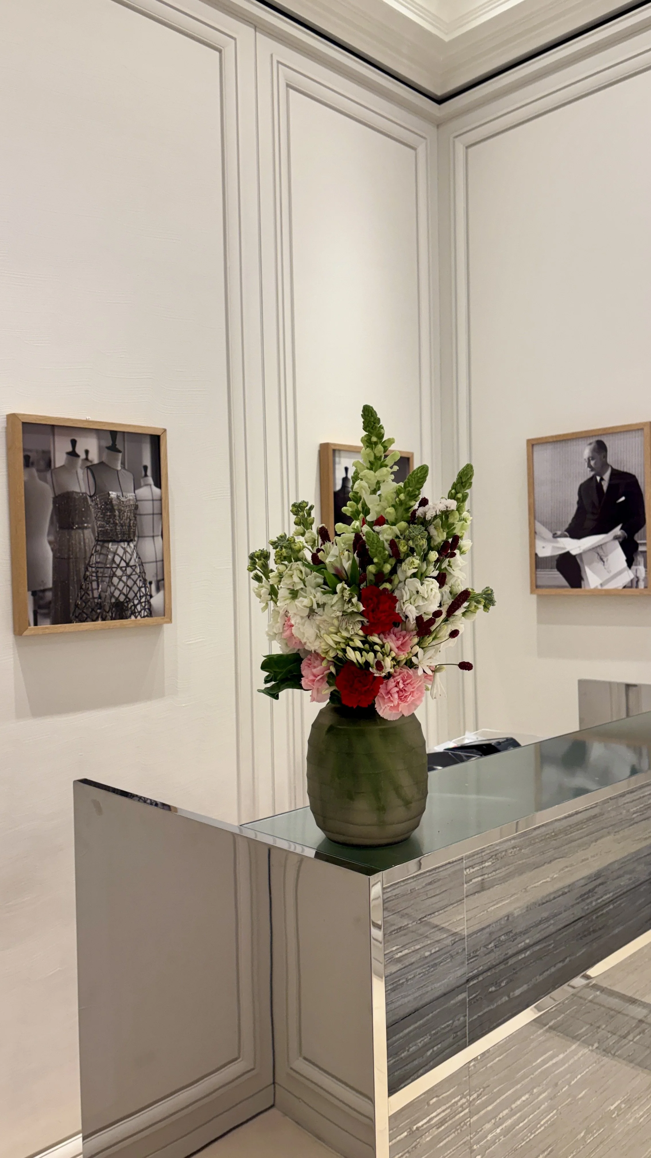 Refined floral composition with seasonal flowers decorating a luxury flagship store in Barcelona for the Spring Summer 2027 collection