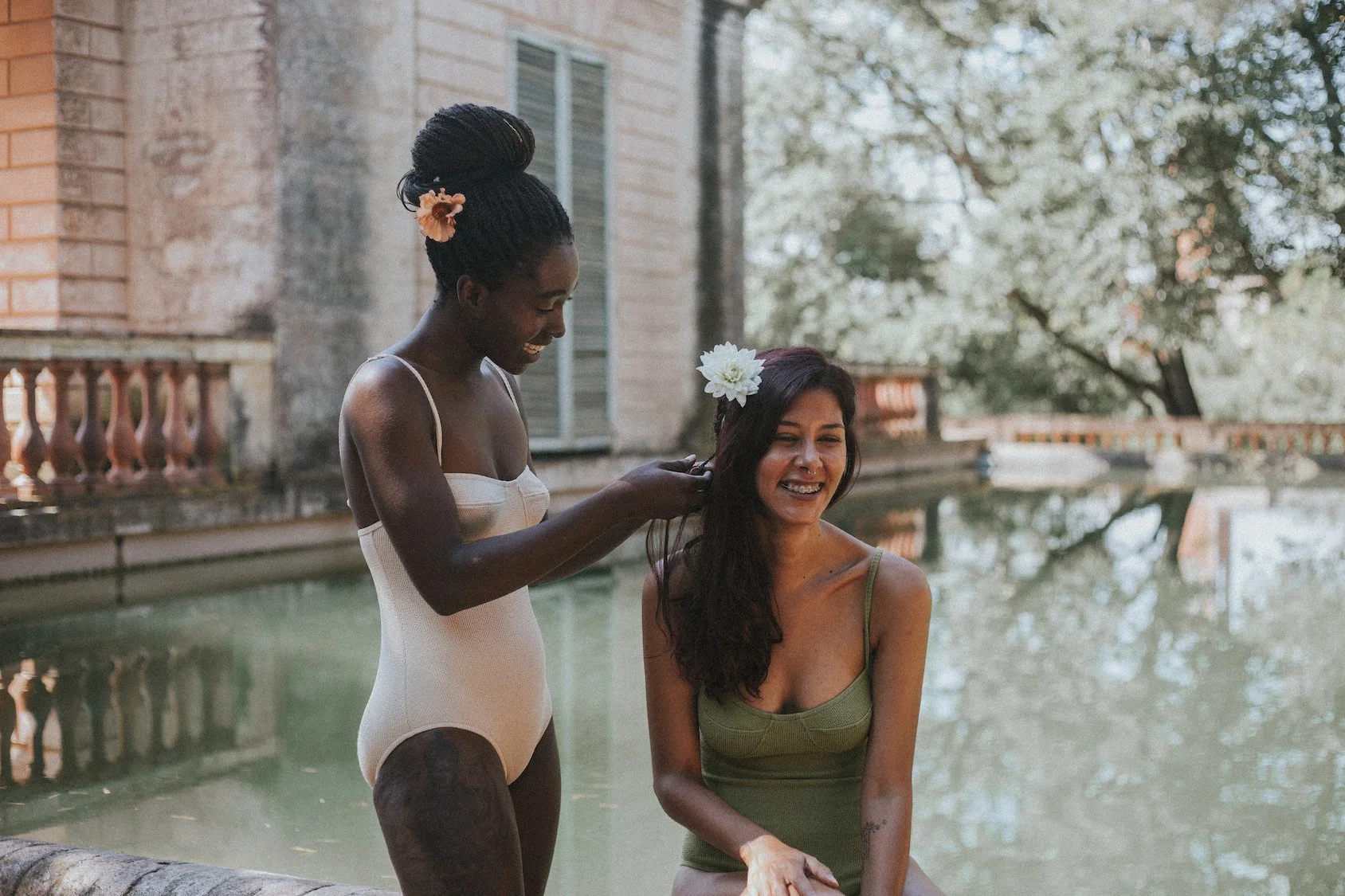 Models with floral creations in editorial photoshoot by Mosaic Flowers in Horta park Barcelona