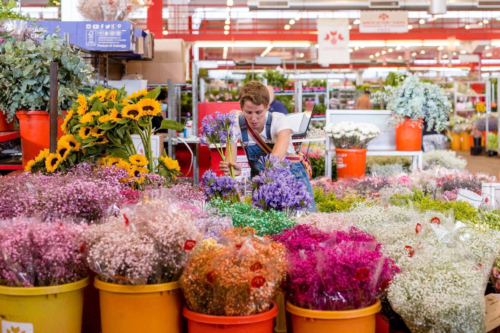 Mosaic Flowers Barcelona preparing bouquets with seasonal flowers for luxury international events