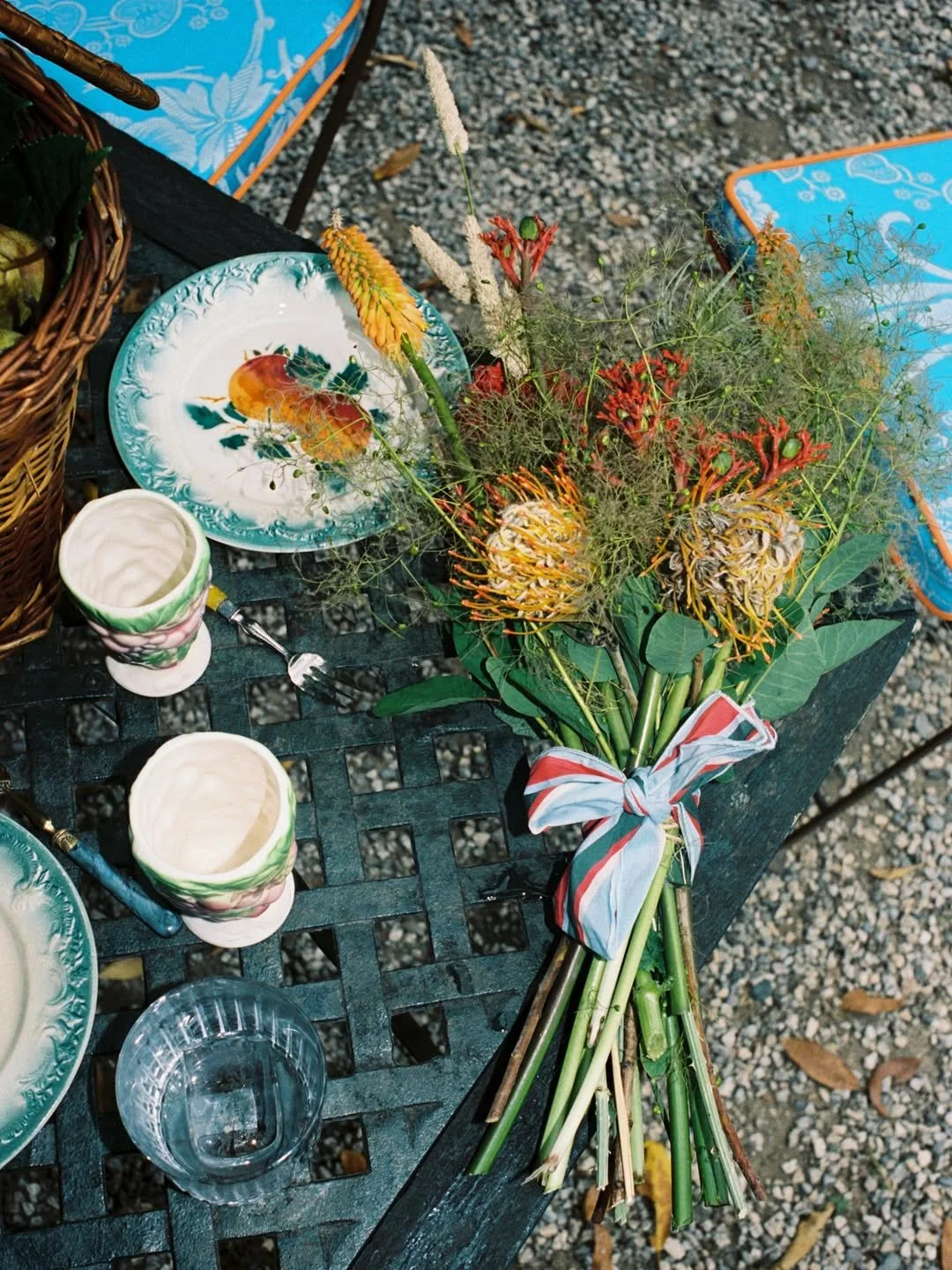 Playful floral table styling featuring fresh seasonal flowers and colorful botanical details created for the La Veste × Ivine Paris collaboration launch at Hotel Particulier Barcelona, organized by Las Marquesas by Alex Agulló
