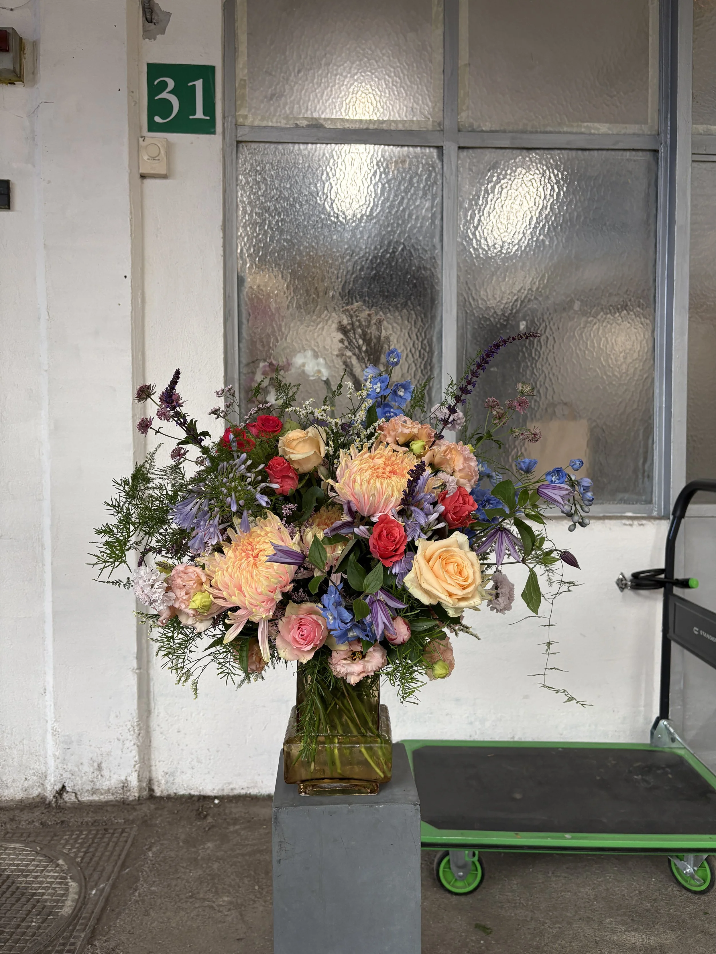 Bespoke luxury floral composition in an elegant glass vase created for the FOX VIP event at the Ritz-Carlton Suite, showcasing premium blooms and refined floral artistry