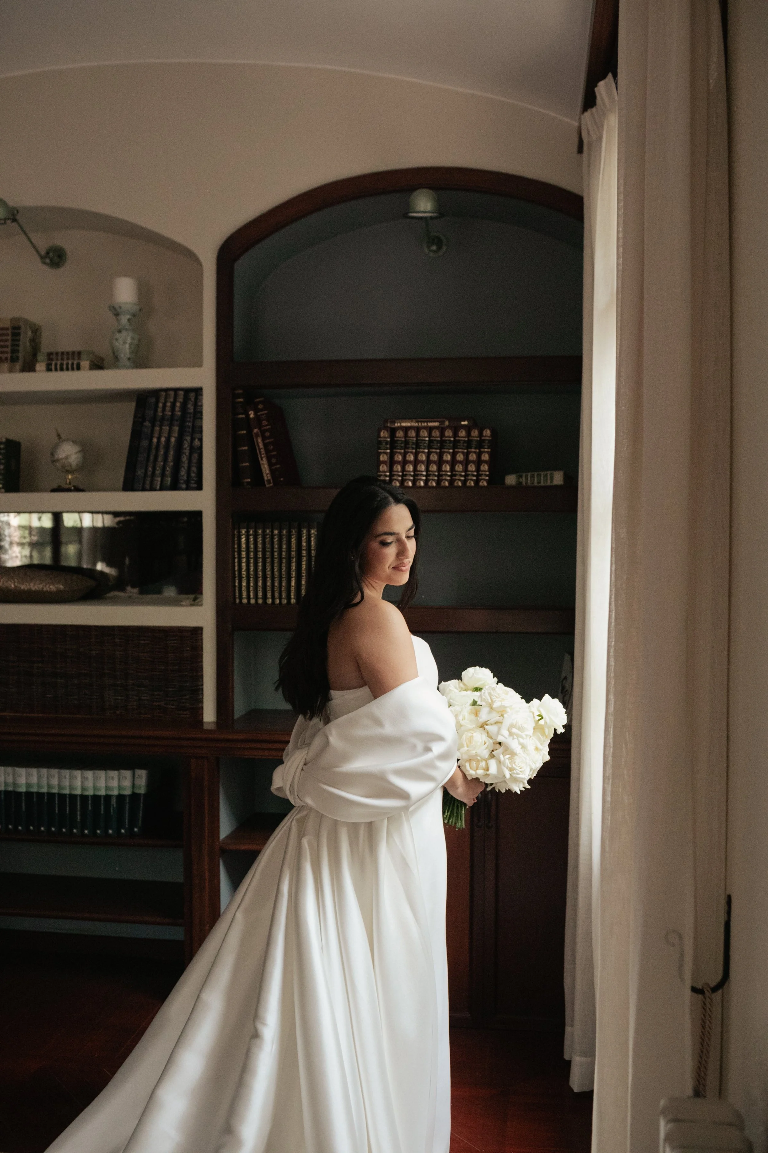 Elegant bridal entrance captured with a bespoke bouquet by Mosaic, reflecting understated luxury and refined floral artistry