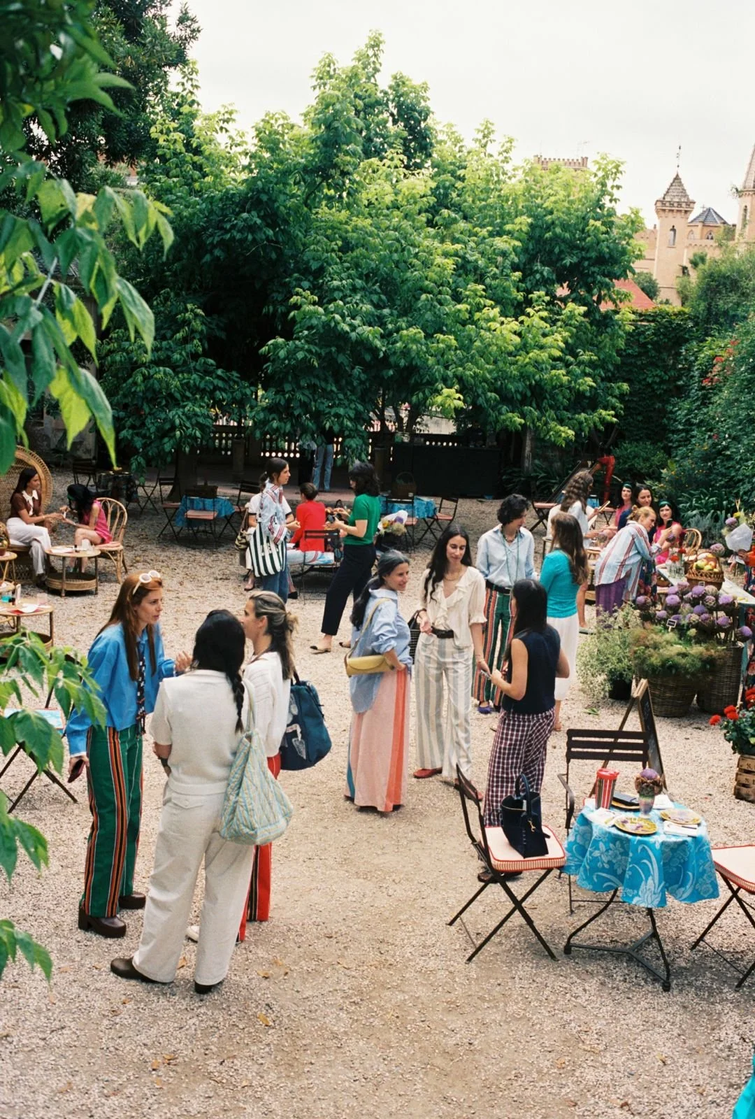 Elegant outdoor gathering for the La Veste × Ivine Paris event featuring immersive floral installations and a luxury flower market experience at Hotel Particulier Barcelona