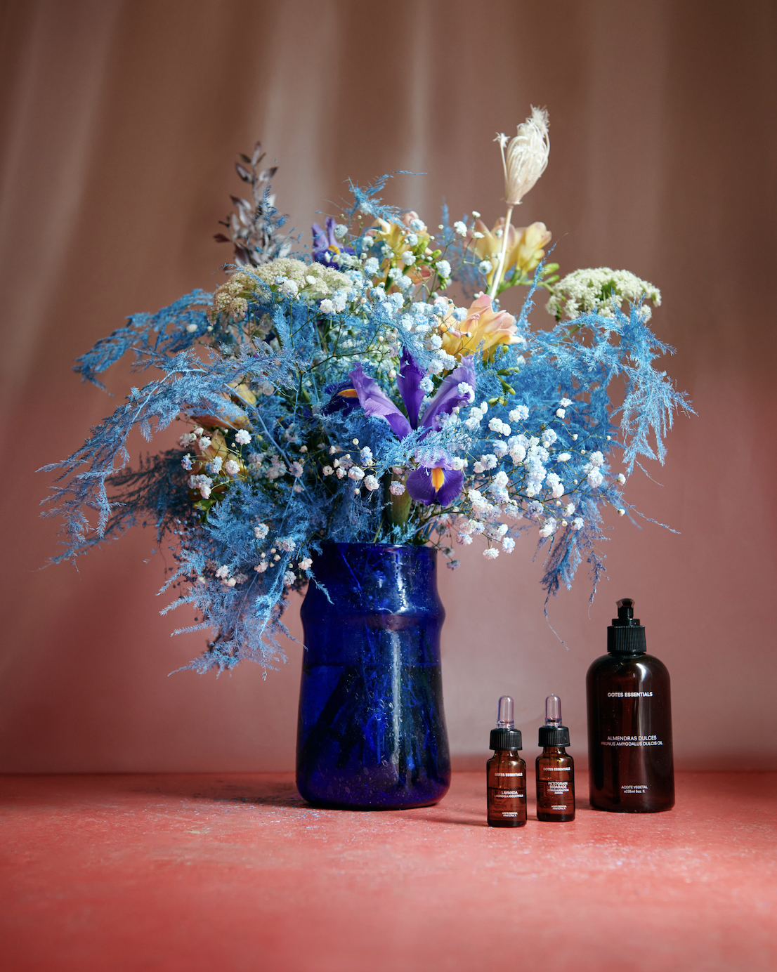 Bubble bath–inspired bouquet with painted preserved flowers created by Mosaic for The Bathroom exhibition in Barcelona