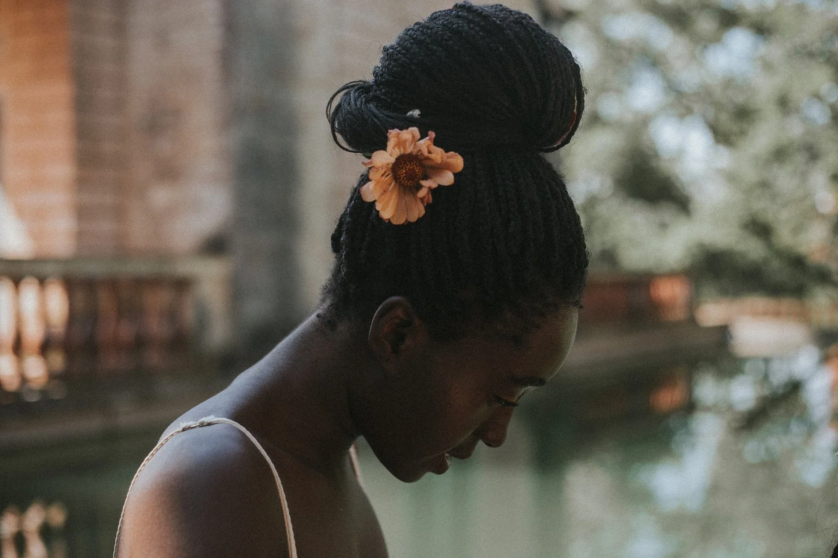 Fresh flowers styled in model’s hair by Mosaic Flowers during editorial Clo Stories photoshoot in Barcelona