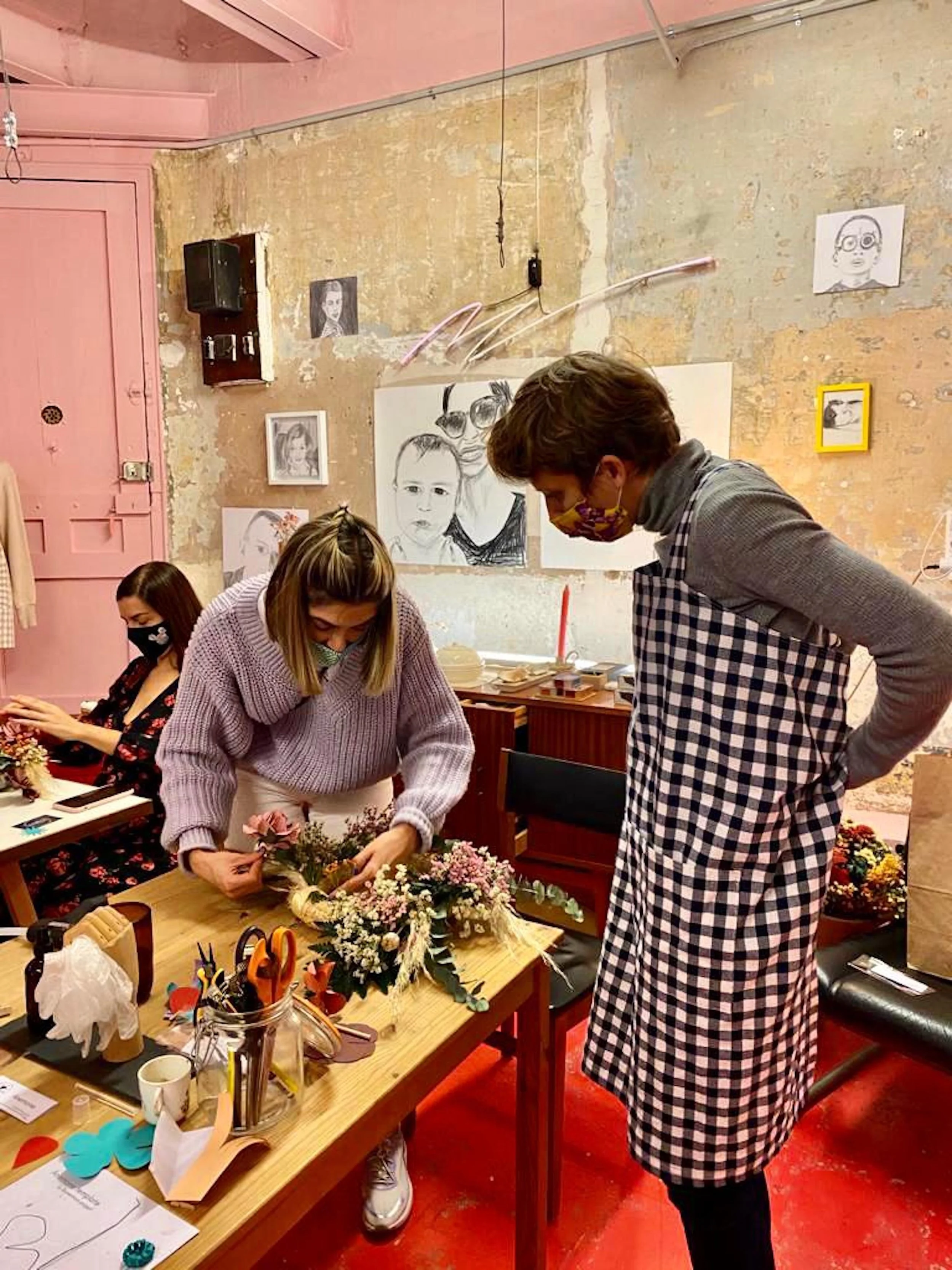 Wreath workshop led by Mosaic Flowers studio in Barcelona with dried and preserved flowers