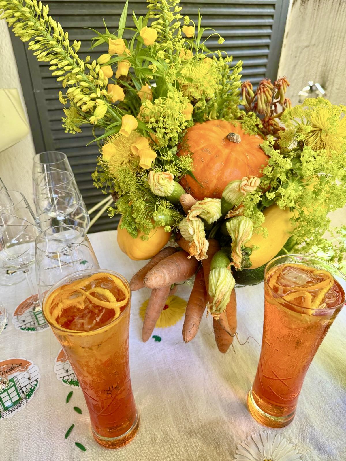 Colorful table design combining natural elements.