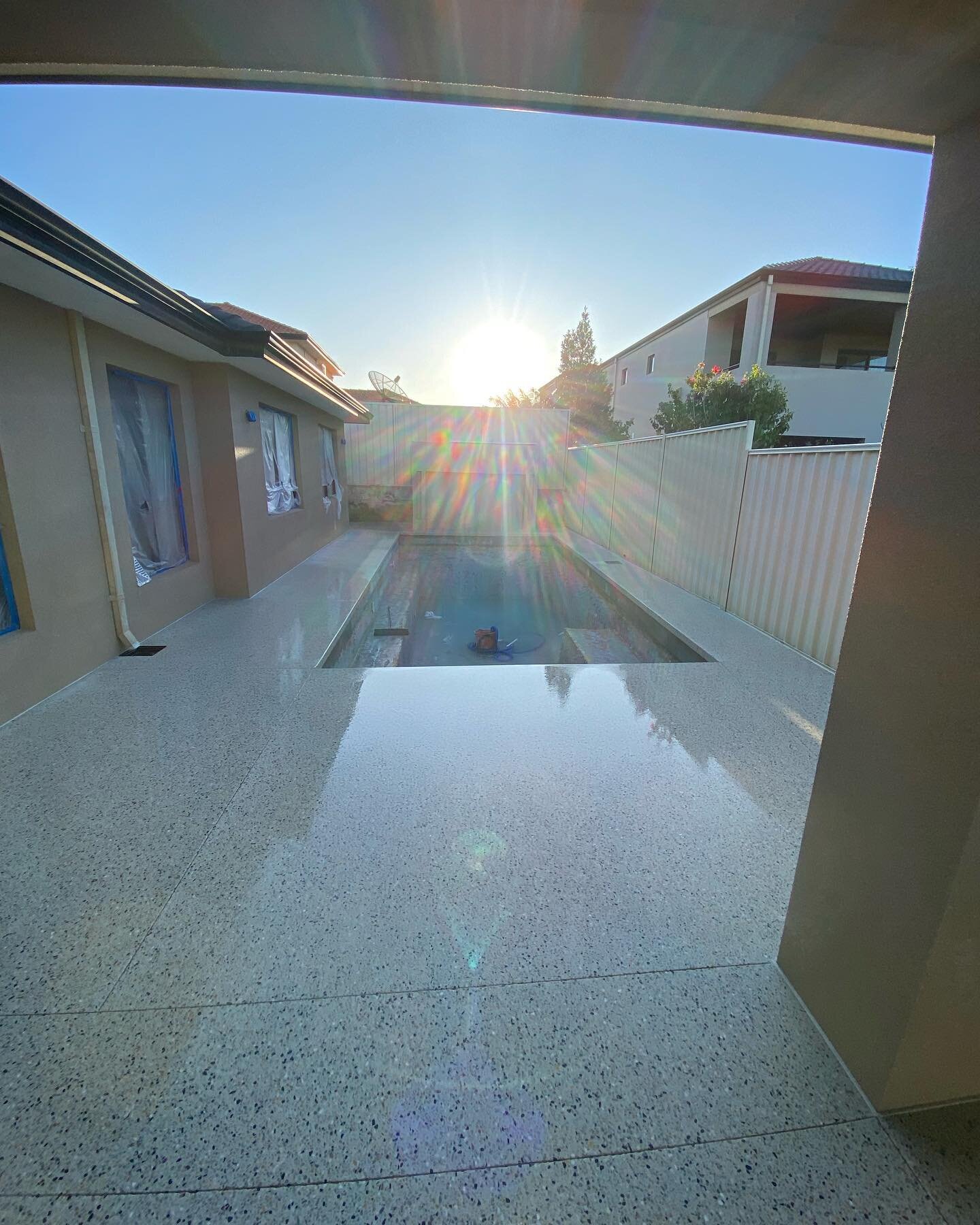 back yard makeover for some clients in Dianella 🤩 
Exposed pathways, with the honed pool area and seamless edge 🤗 This mix is called quarry white from @limecreteperth 
.
.
#exposedconcrete #honedconcrete #decorativeconcrete #topshelfconcrete