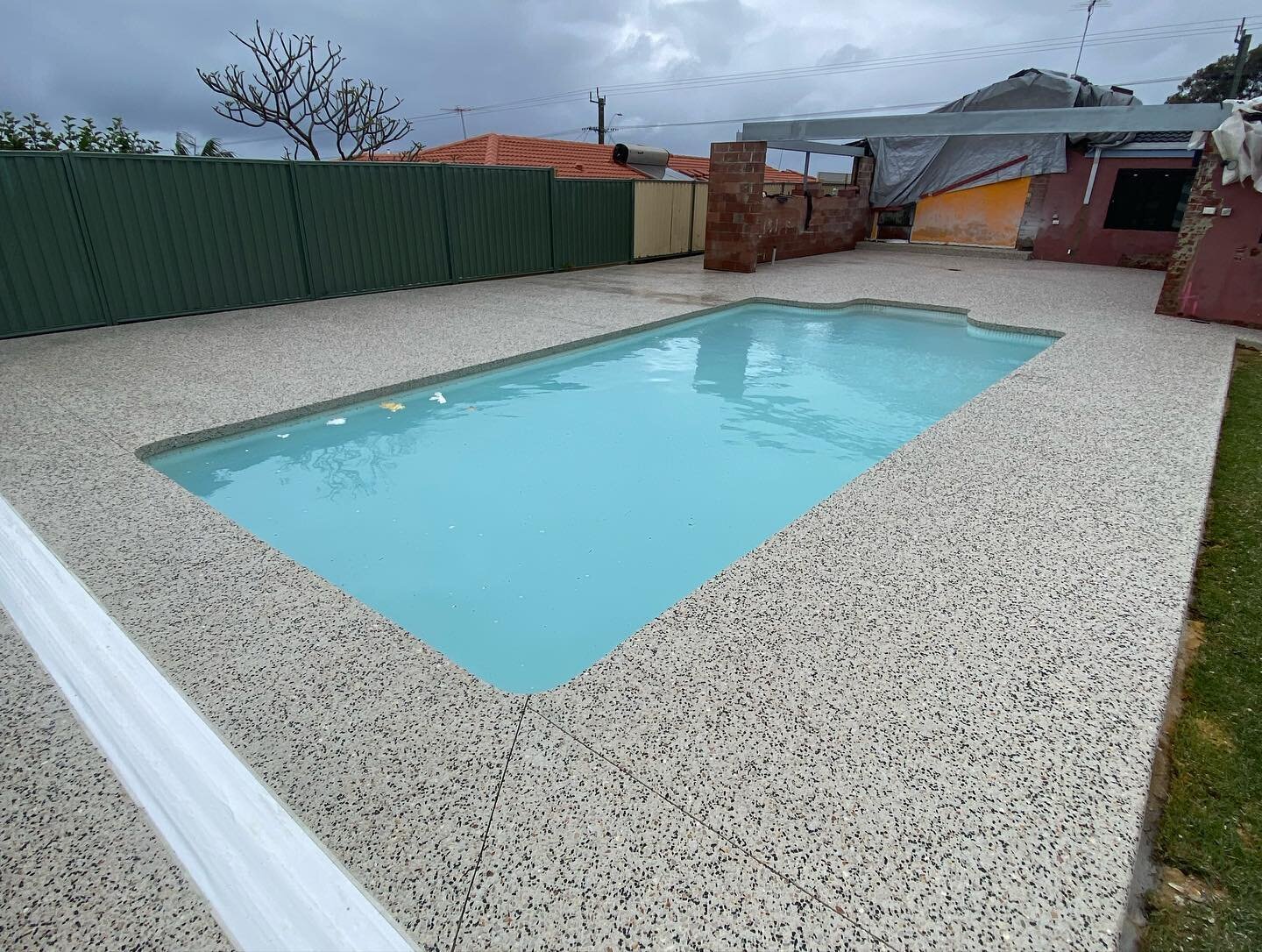 Massive backyard make over for this home in kallaroo.🤩
Nothing like bringing a old pool back to life , with a new seamless edge finishing it all off with my favourite mix kajaani white from @limecreteperth