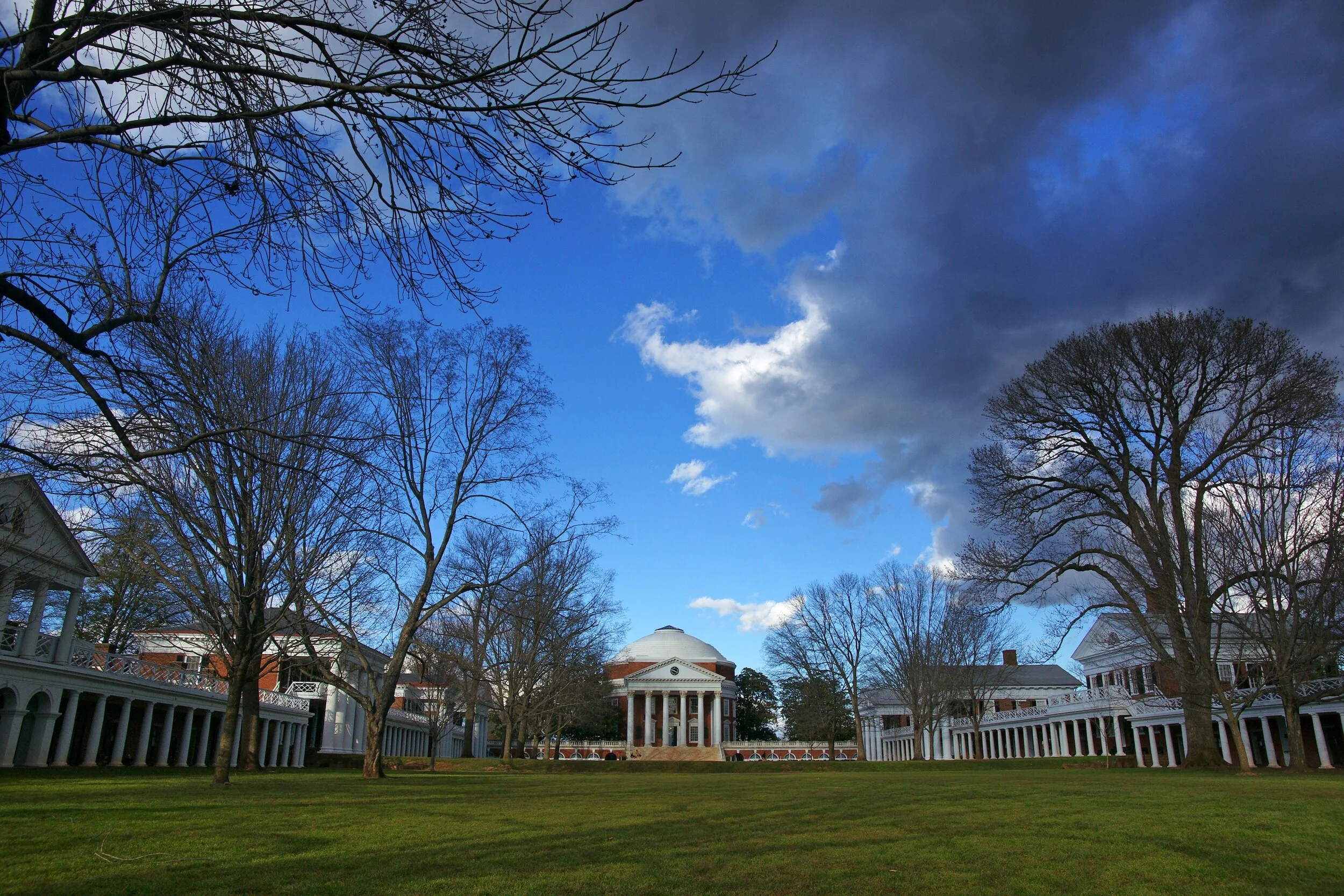 Lawn_UVa_Rotunda_and_sky_2010.jpeg