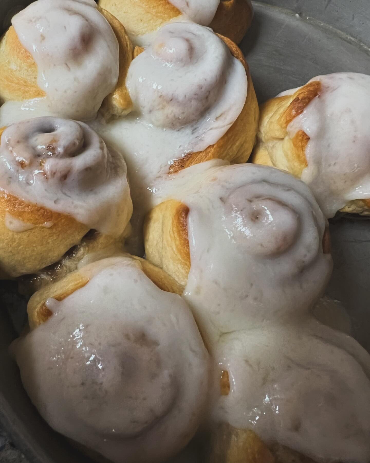 About to hit the road to @thefoxtheatrehays BUT FIRST I had to whip up some croissant cinnamon rolls 🤠 this baby only likes to eat pure sugar 😂🤰