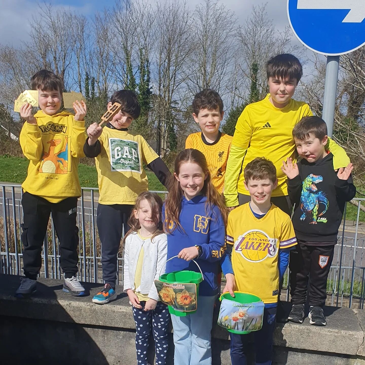 Go raibh maith agat do na tuismitheoir&iacute; agus p&aacute;ist&iacute; a chaith bu&iacute; agus a bhailigh &euro;218 fo @daffodilday_collective @irishcancersociety 

Thank you to all the children and parents for wearing yellow and collecting &euro;