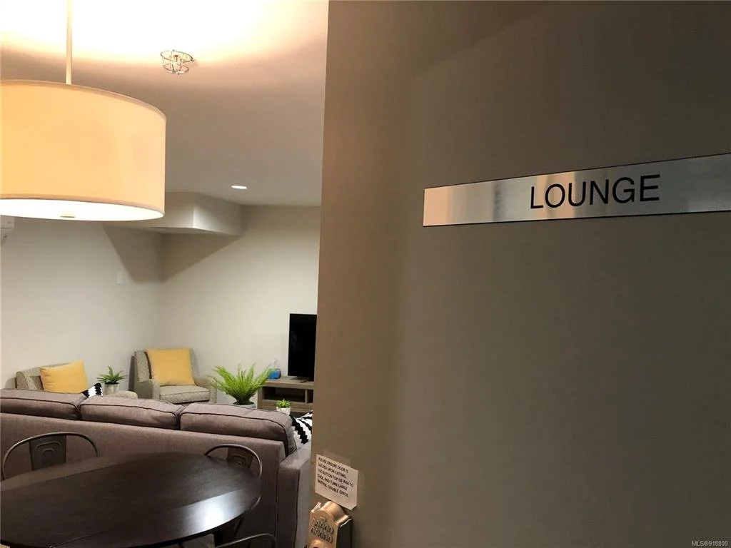 Lounge 1.jpg