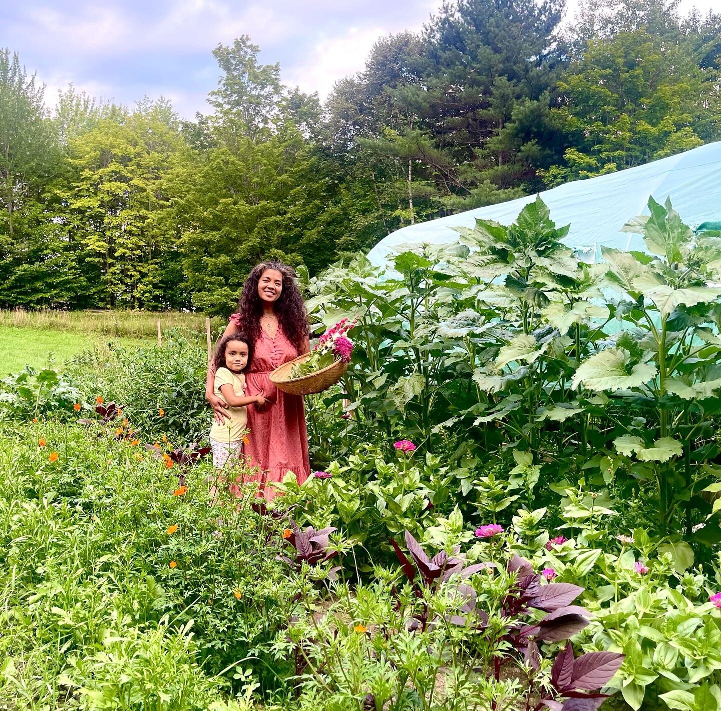 Gone Gardening 🌱
&bull;
Hi 🙋🏽&zwj;♀️ I&rsquo;ve been living my best gardening life this summer, putting in my first real garden. &bull;
A vision many, many years in the making! Hands in the dirt, bare feet to the ground.
&bull;
Terrestrial healing