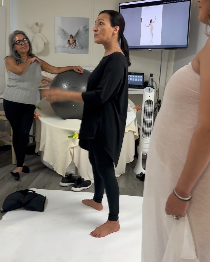 Yesterday I taught a 10 hour day in the Belly Baby Marathon. We had someone who had never photographed a newborn before, another who really needed help and many others of all different levels. I teach in every single workshop. When I created the mara