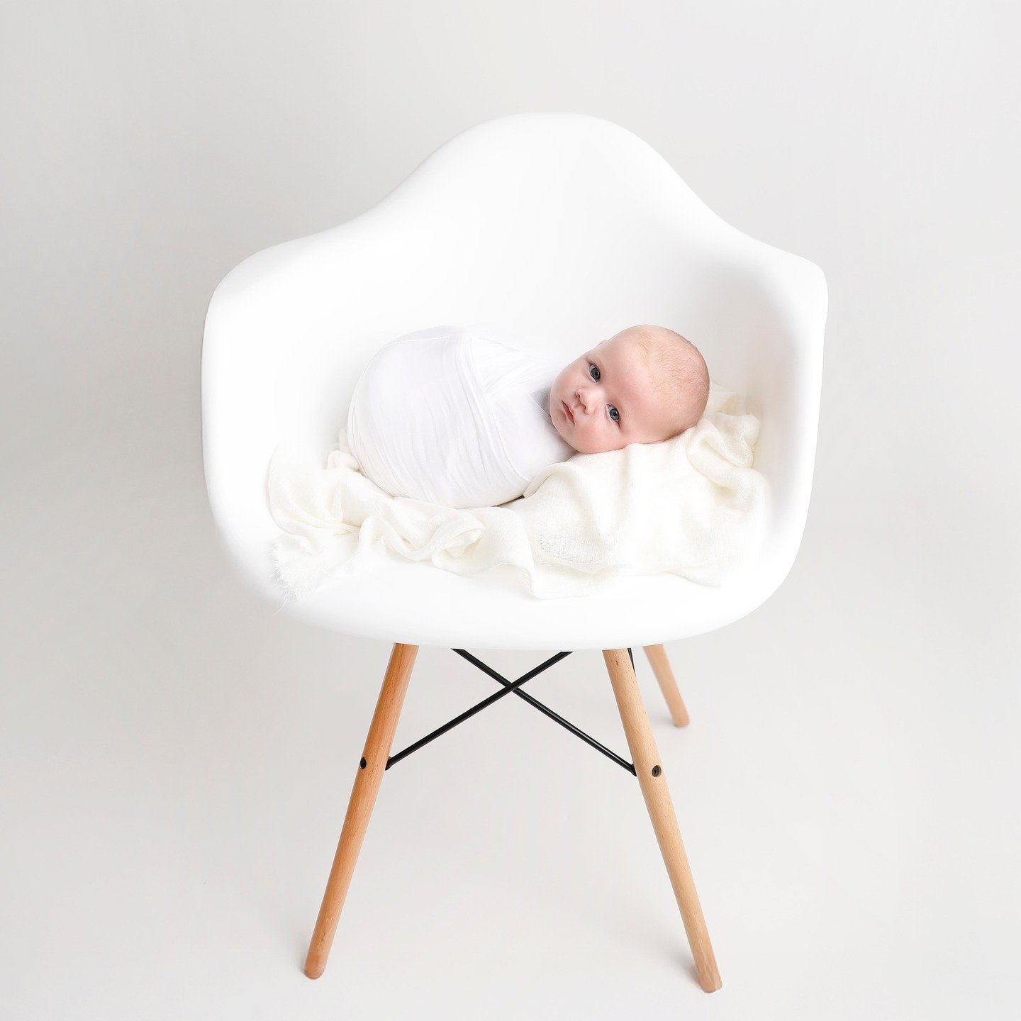 Minimal. Modern. Timeless. ✨
There&rsquo;s something so pure about capturing a brand new soul in a clean, simple space. No props&mdash;just baby, love, and light.
Booking newborn sessions now &mdash; the best time is within the first 14 days. Let&rsq