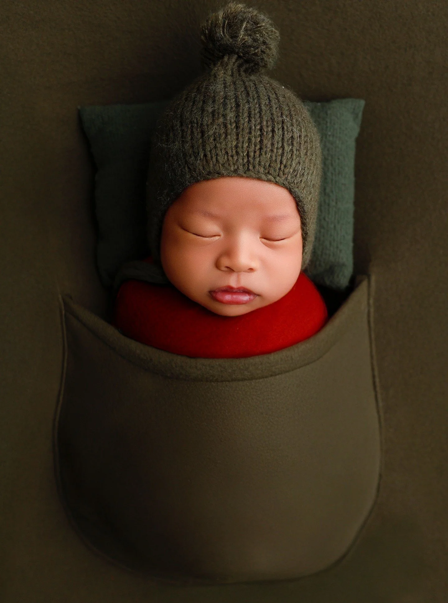 Wrapped in warmth. Held in quiet 🤎

These early days are fleeting, but the feeling of them can last forever through art.
✨ Newborn Photo Sessions

Learn more at 👉 www.anabrandt.com
📚 For Photographers Learning Styling, Lighting &amp; Safety

Educa