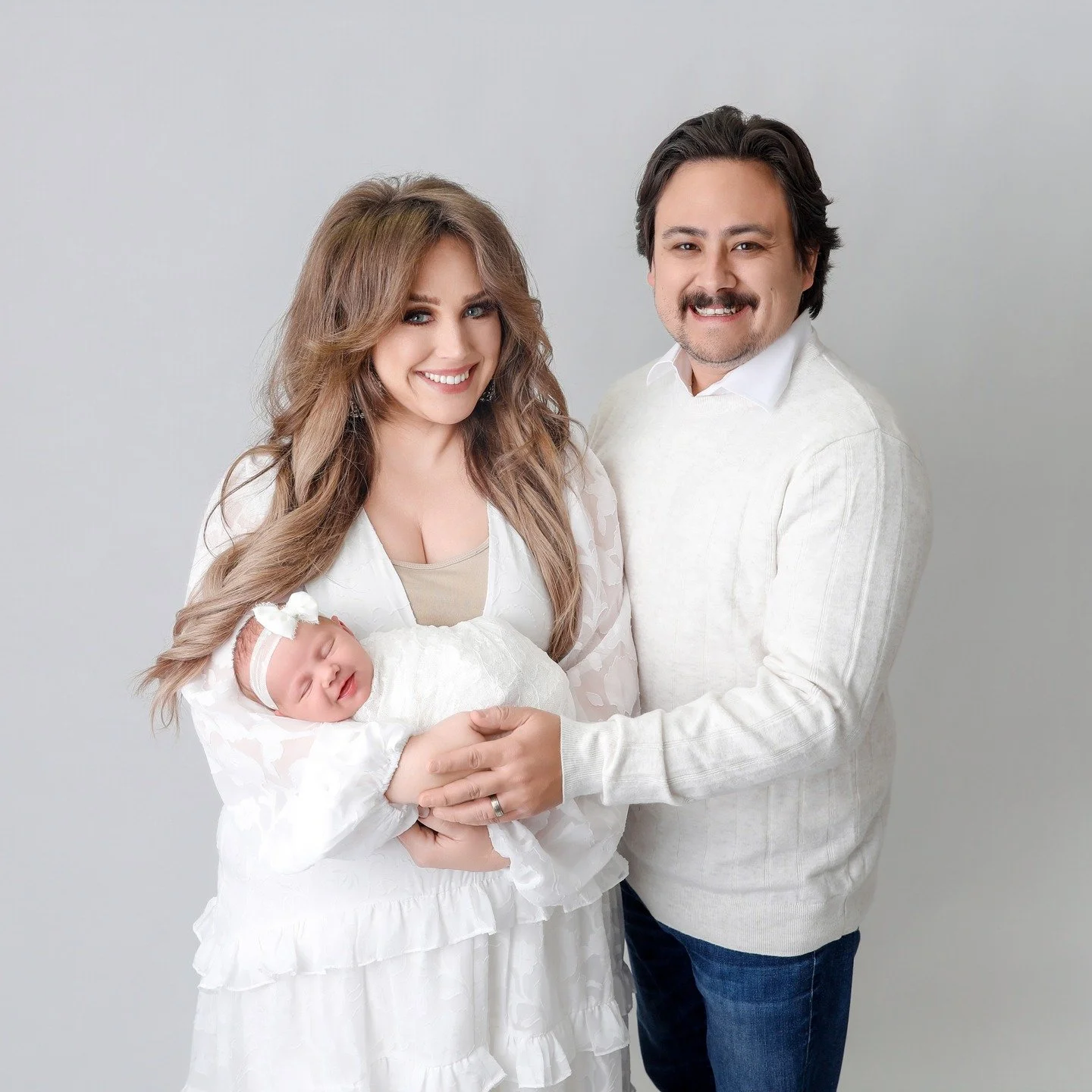 All three smiling&mdash;and this is baby #4! 🤍
I was so focused on mom and dad in the moment that I didn&rsquo;t even realize baby was smiling too. It wasn&rsquo;t until I was culling the session that I caught it, and what a sweet surprise it was. M