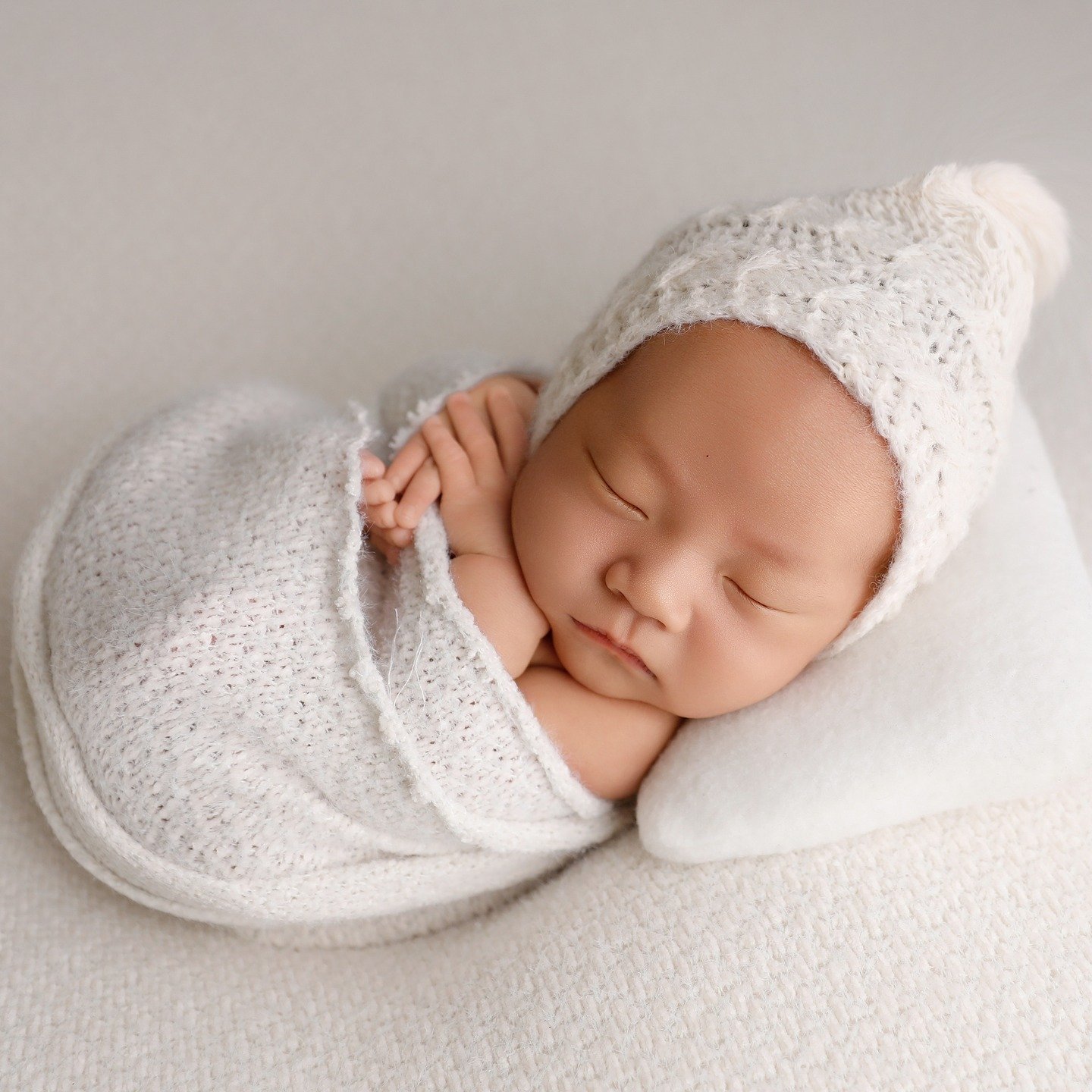 Loving the trend we&rsquo;re seeing right now 🤍

So many of my clients are coming in asking for simple, classic posing &mdash; soft whites, creamy neutrals, natural skin tones, and timeless, fine posing.
Honestly&hellip; it&rsquo;s my favorite style