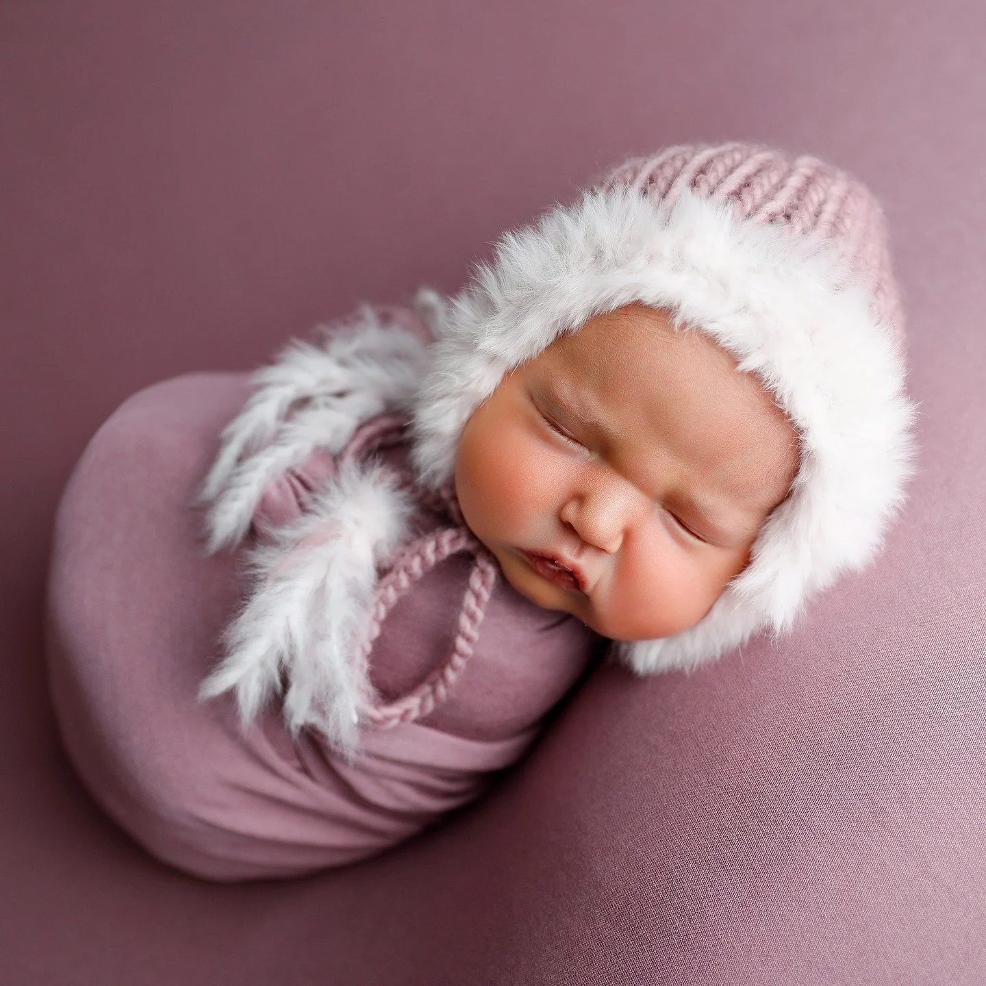 Baby Elowyn, just 5 days new, curled up so delicately &mdash; still holding onto those tiny newborn poses that remind us how fresh and fleeting this stage truly is.
These first days are so quiet, so tender, and gone far too quickly. Capturing them is