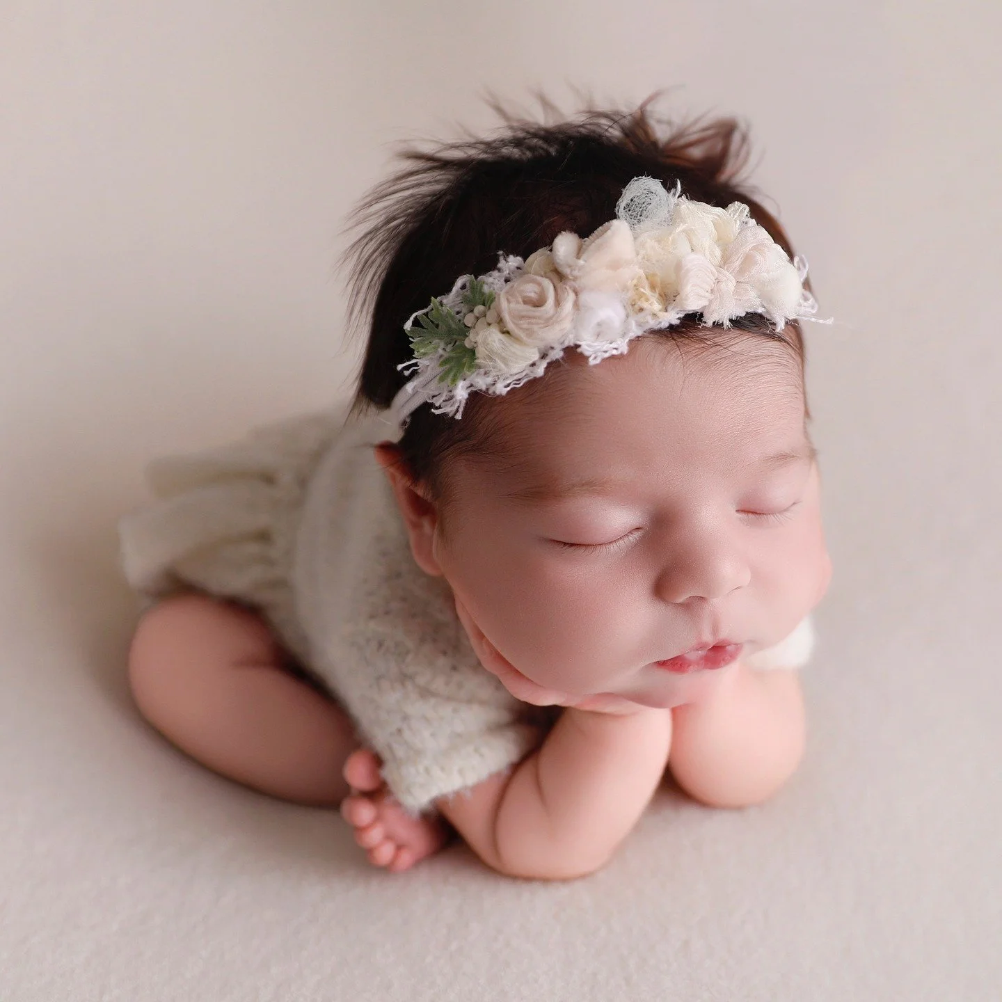 Cutest little froggy 💚
In the newborn world, we call this the Froggy Pose &mdash; and it is ALWAYS a composite.

I only create this image with Alex right beside me as my spotter. In this photo, he was fully supporting baby&rsquo;s head the entire ti