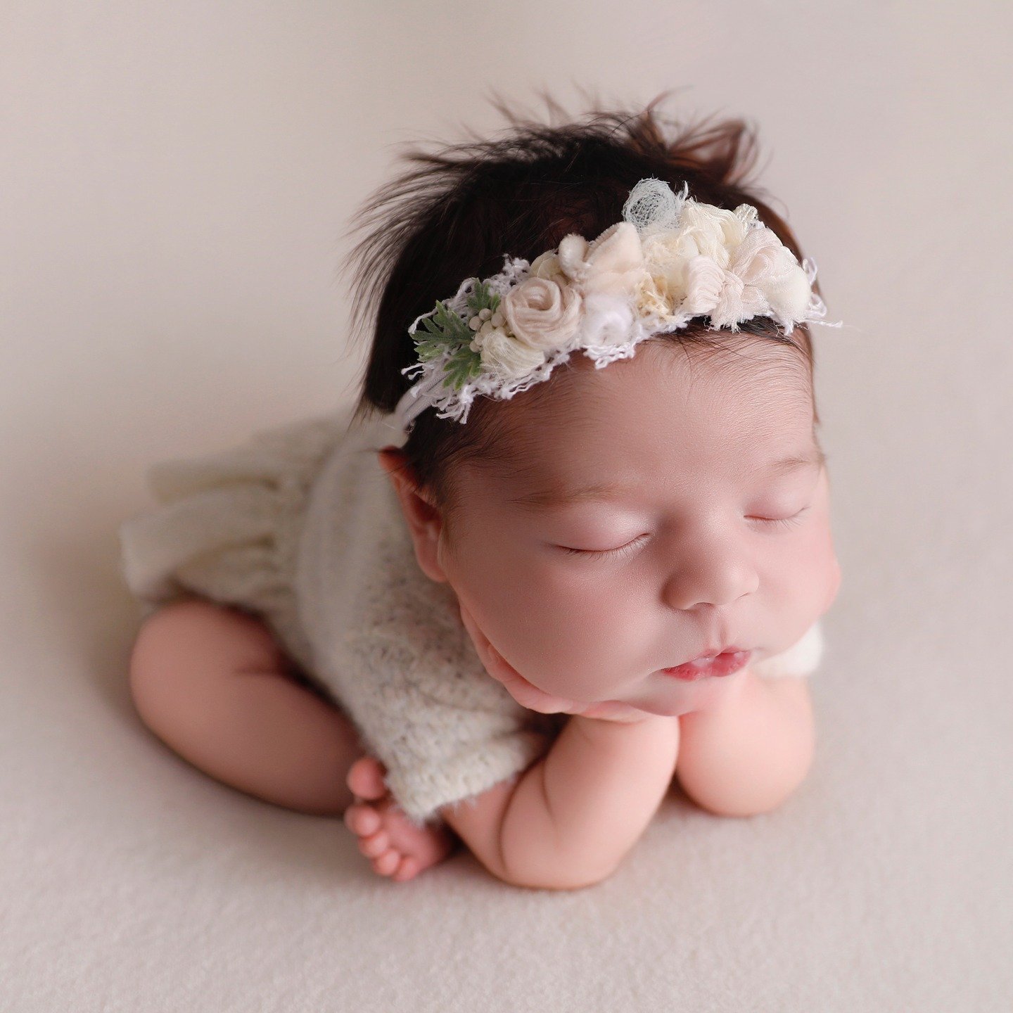 Cutest little froggy 💚
In the newborn world, we call this the Froggy Pose &mdash; and it is ALWAYS a composite.

I only create this image with Alex right beside me as my spotter. In this photo, he was fully supporting baby&rsquo;s head the entire ti