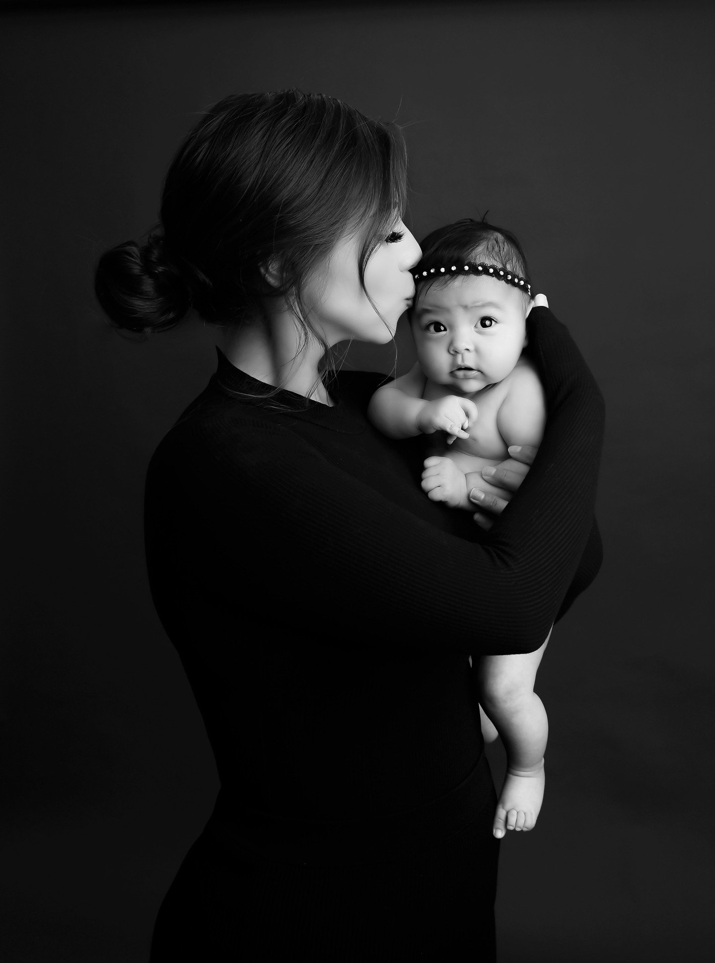 Mother&rsquo;s Day will be here before you know it&hellip; and we all know most moms just want one simple thing &mdash; to actually be in the photos.
Don&rsquo;t wait for Mother&rsquo;s Day to make that happen.
The truth is, every day is the perfect 